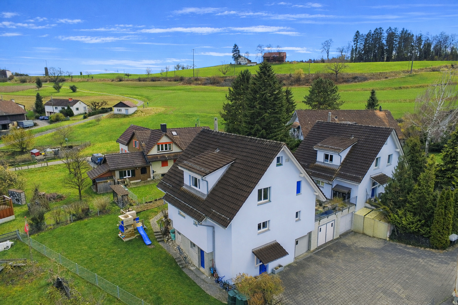 Ländliches Wohnhaus mit großem Garten