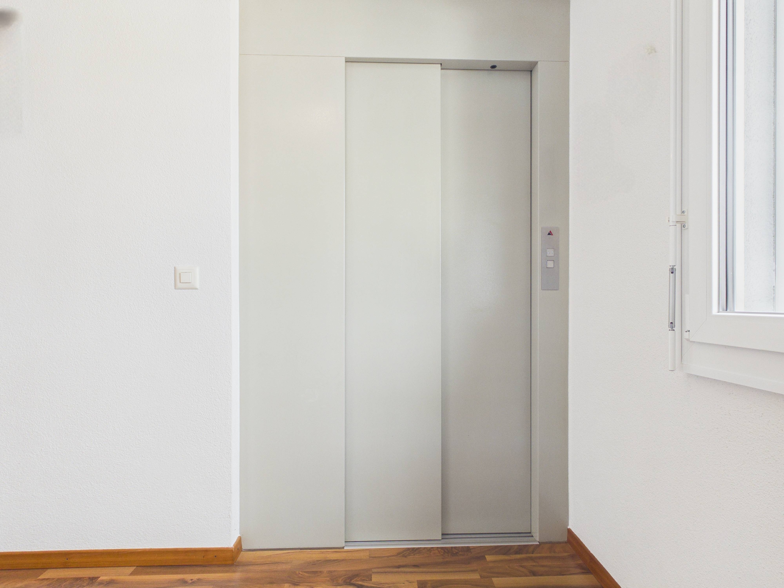 Minimalistischer Innenraum mit Aufzug und Fenster