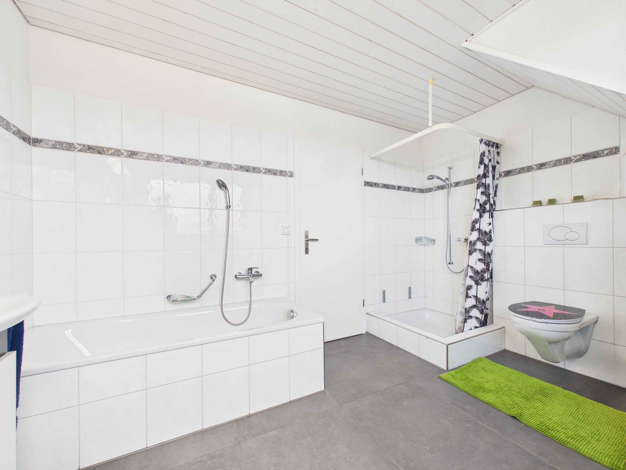 Helles Badezimmer mit Badewanne und Dusche