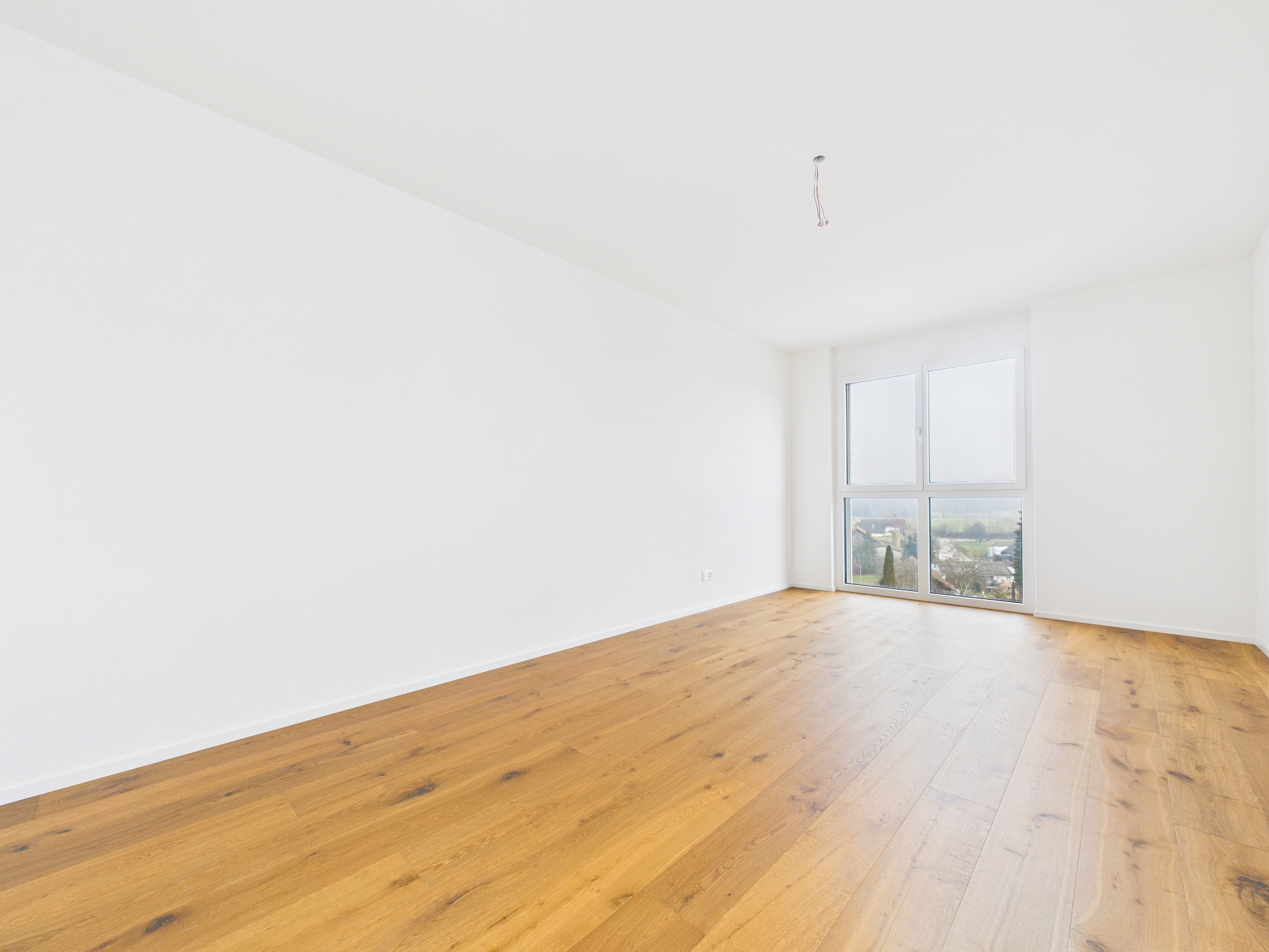 Heller leerer Raum mit großem Fenster