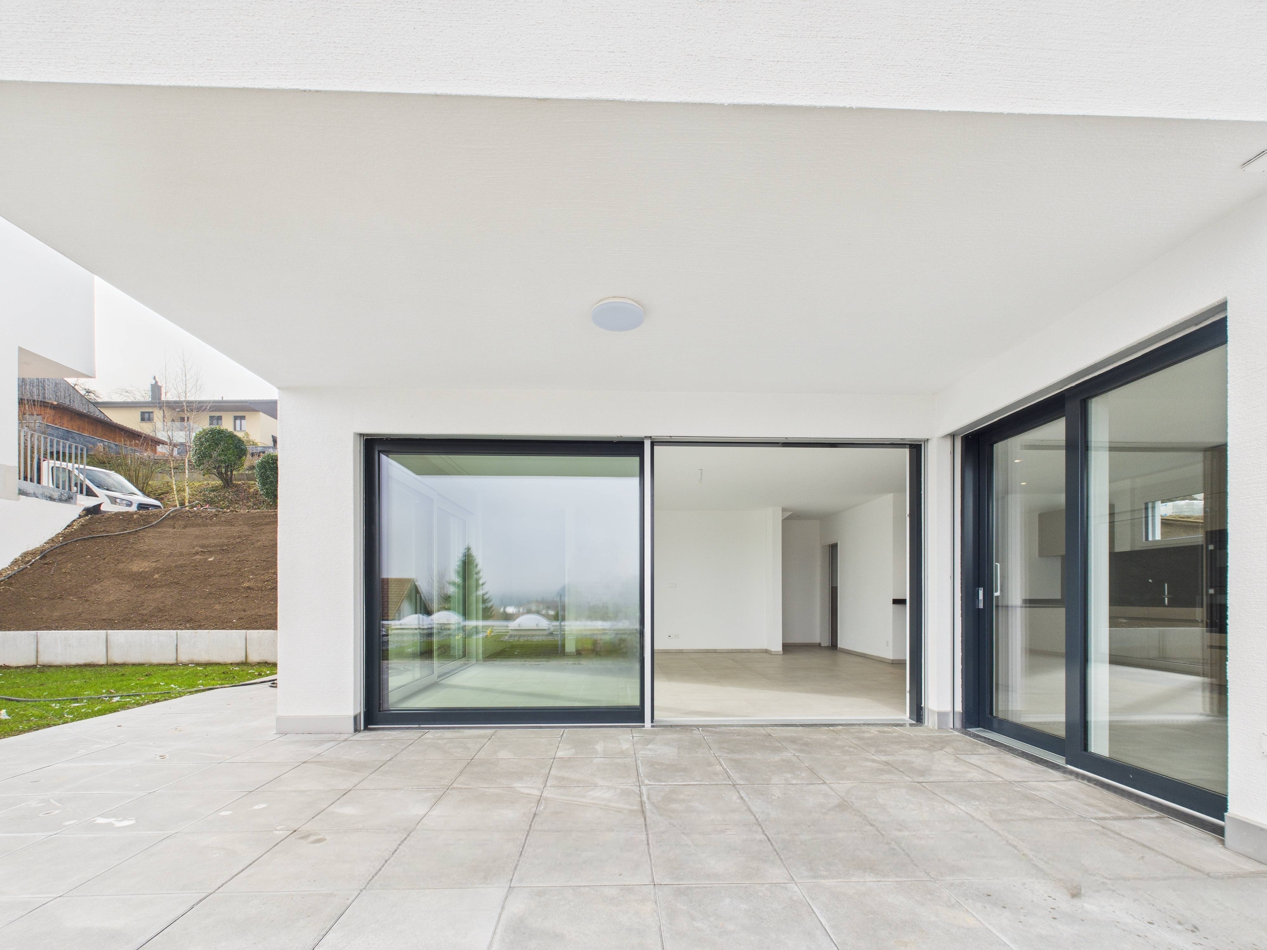 Überdachte Terrasse mit Glasfronten