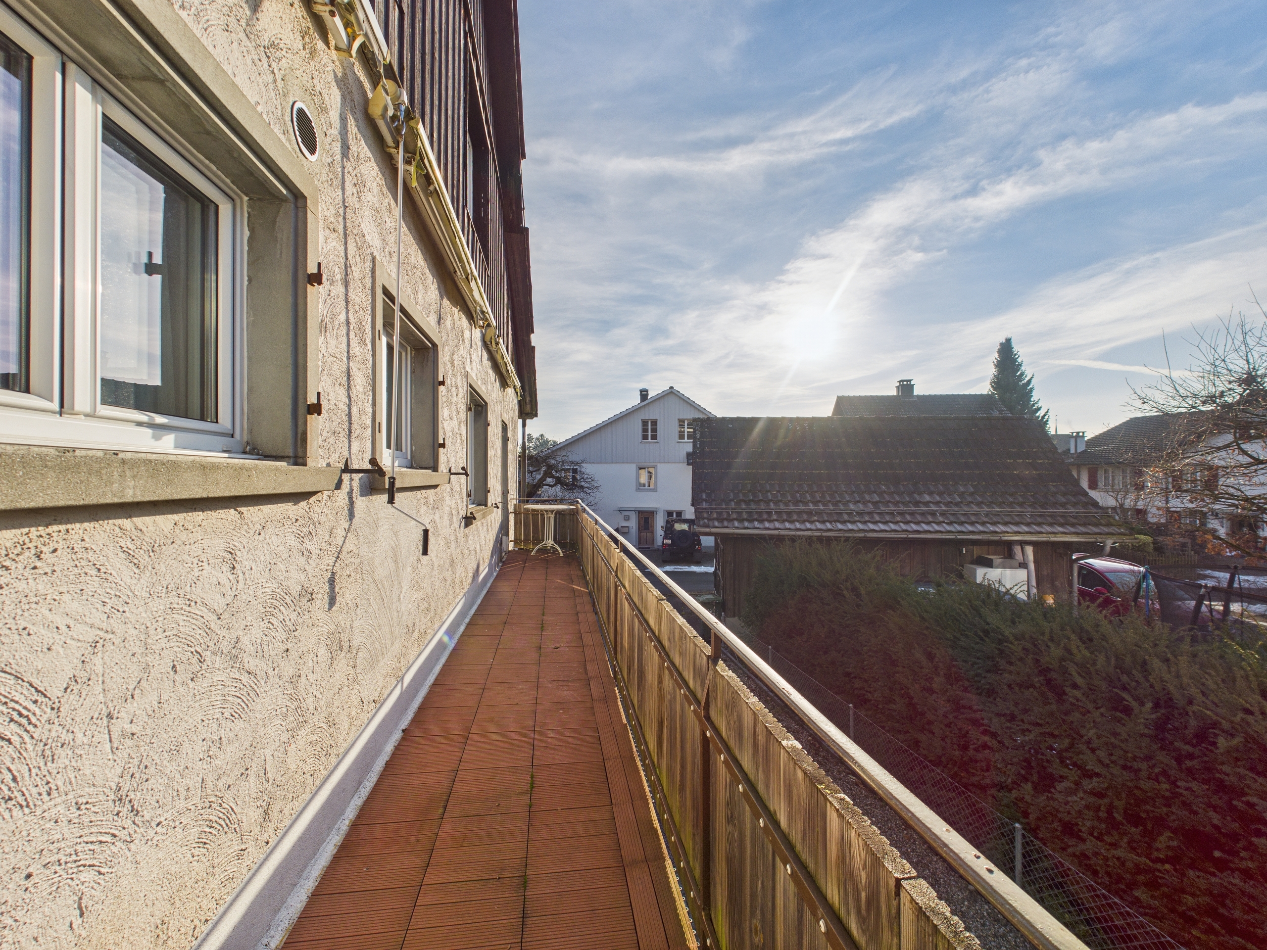 Außenansicht eines schmalen Balkons an einem Wohnhaus