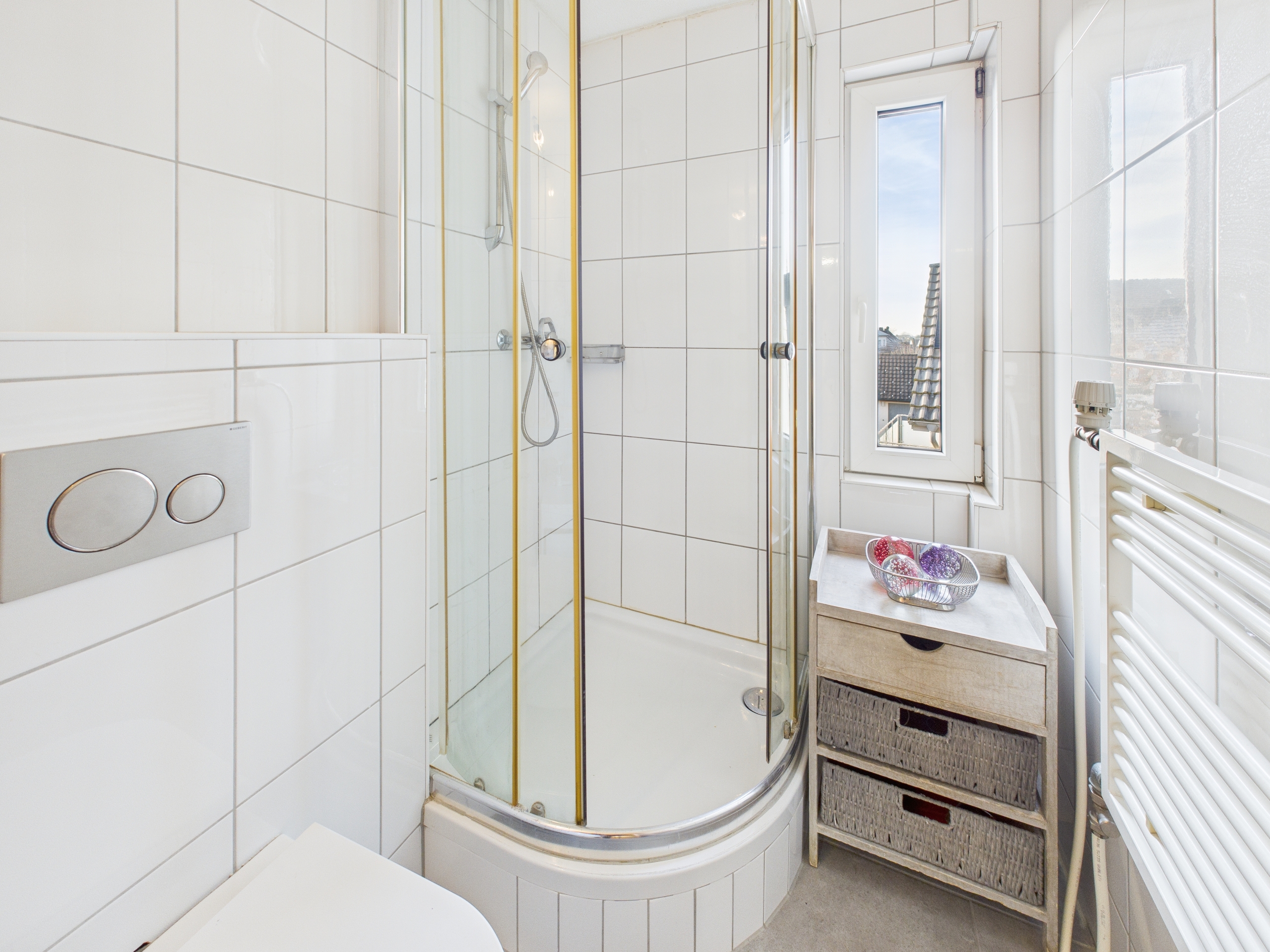 Helles Badezimmer mit Dusche