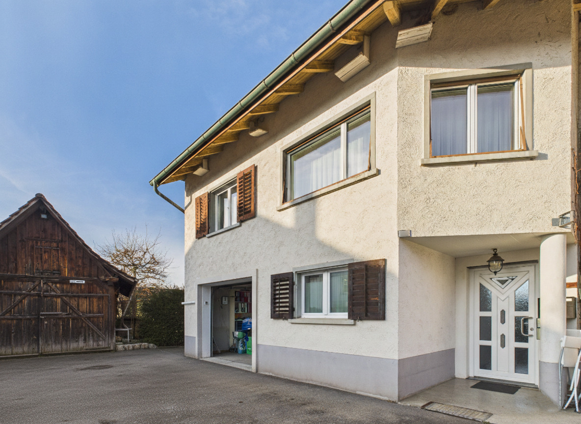 Außenansicht eines Hauses mit Nebengebäude