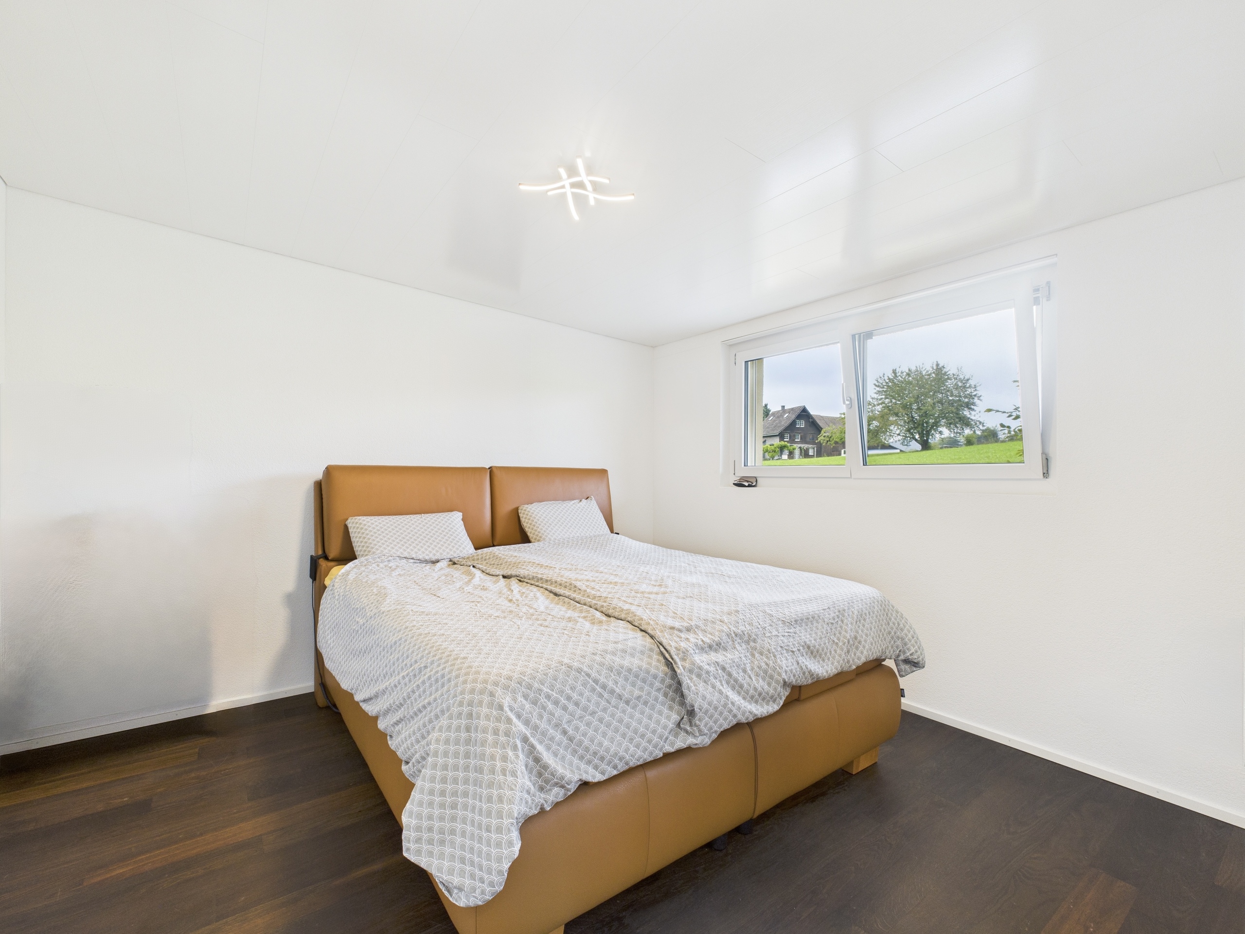 Modernes Schlafzimmer mit großem Bett