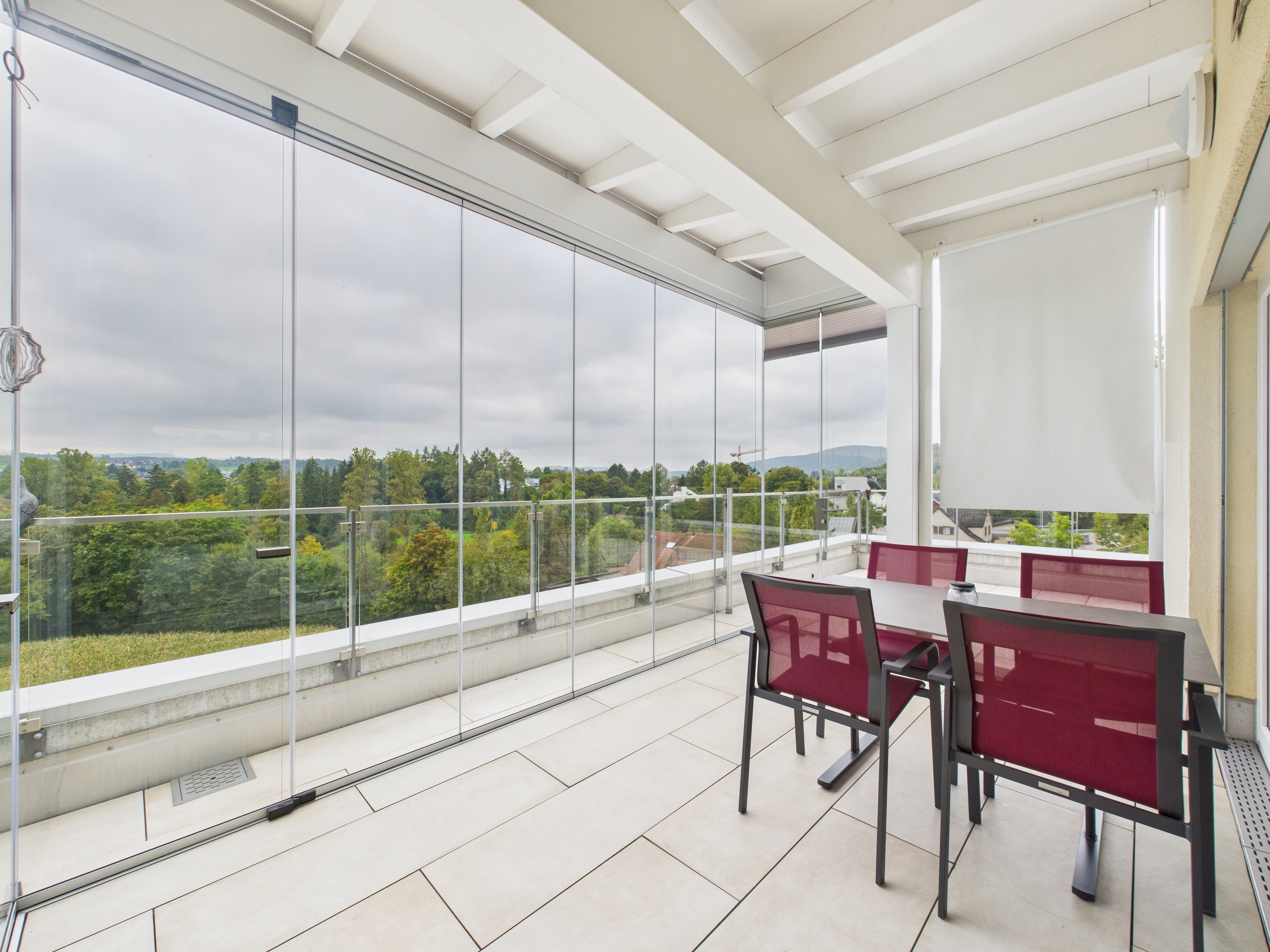 Überdachter Balkon mit Panoramablick