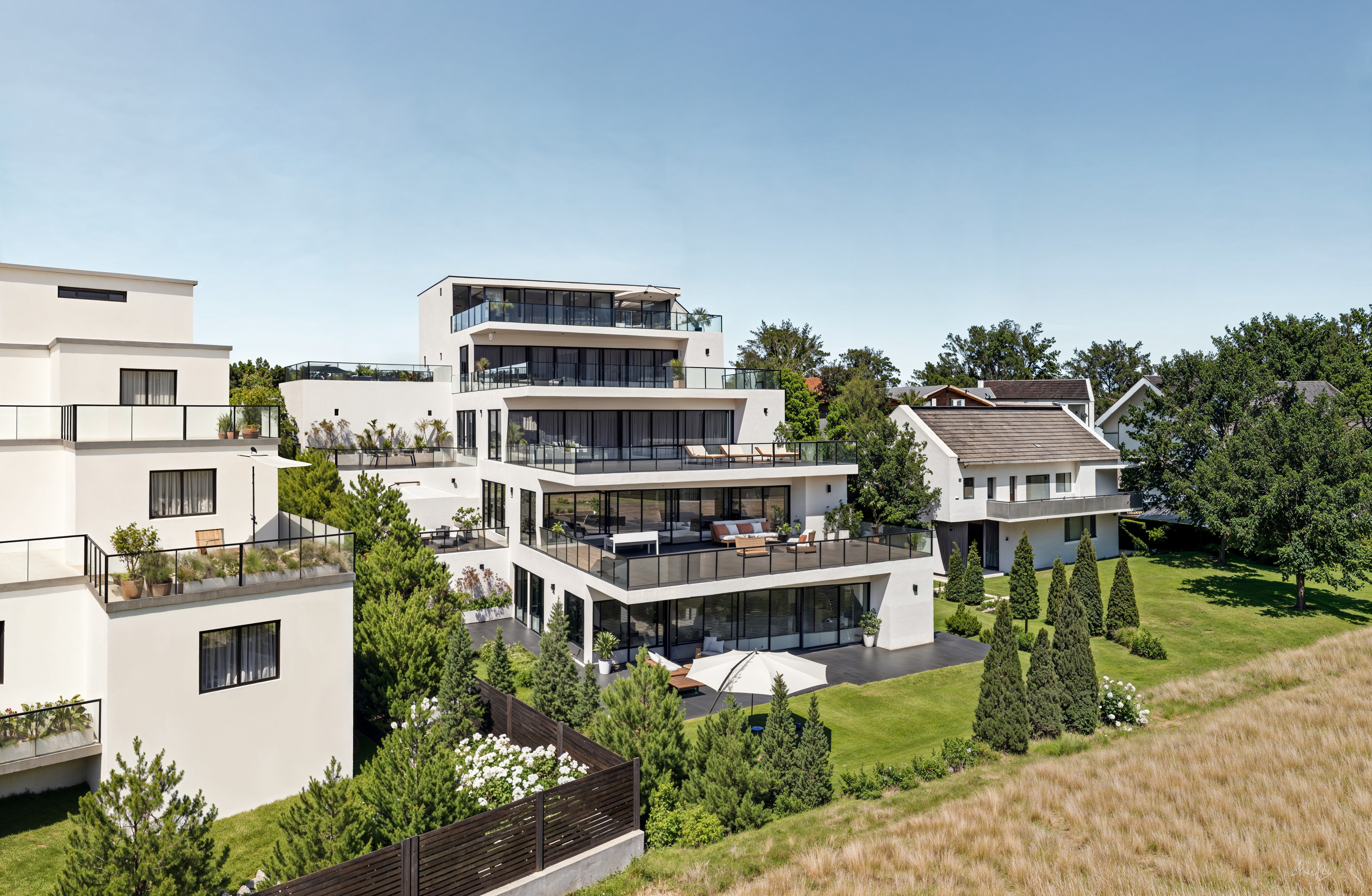 Moderne Wohnanlage mit großen Balkonen und Garten