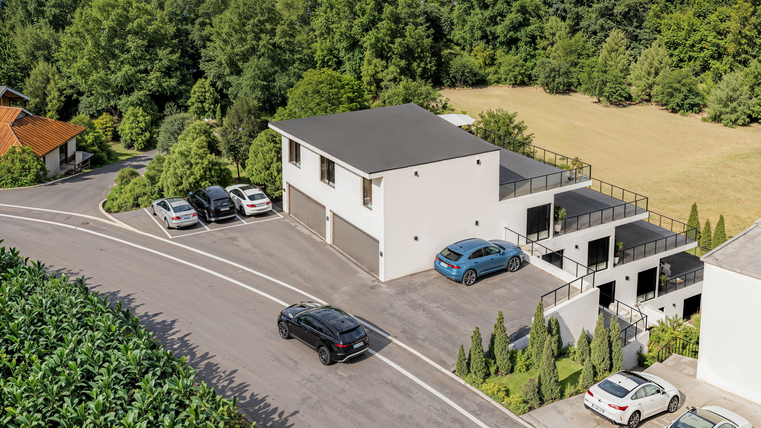 Moderne Villenanlage mit Terrassen und Garagenzufahrt