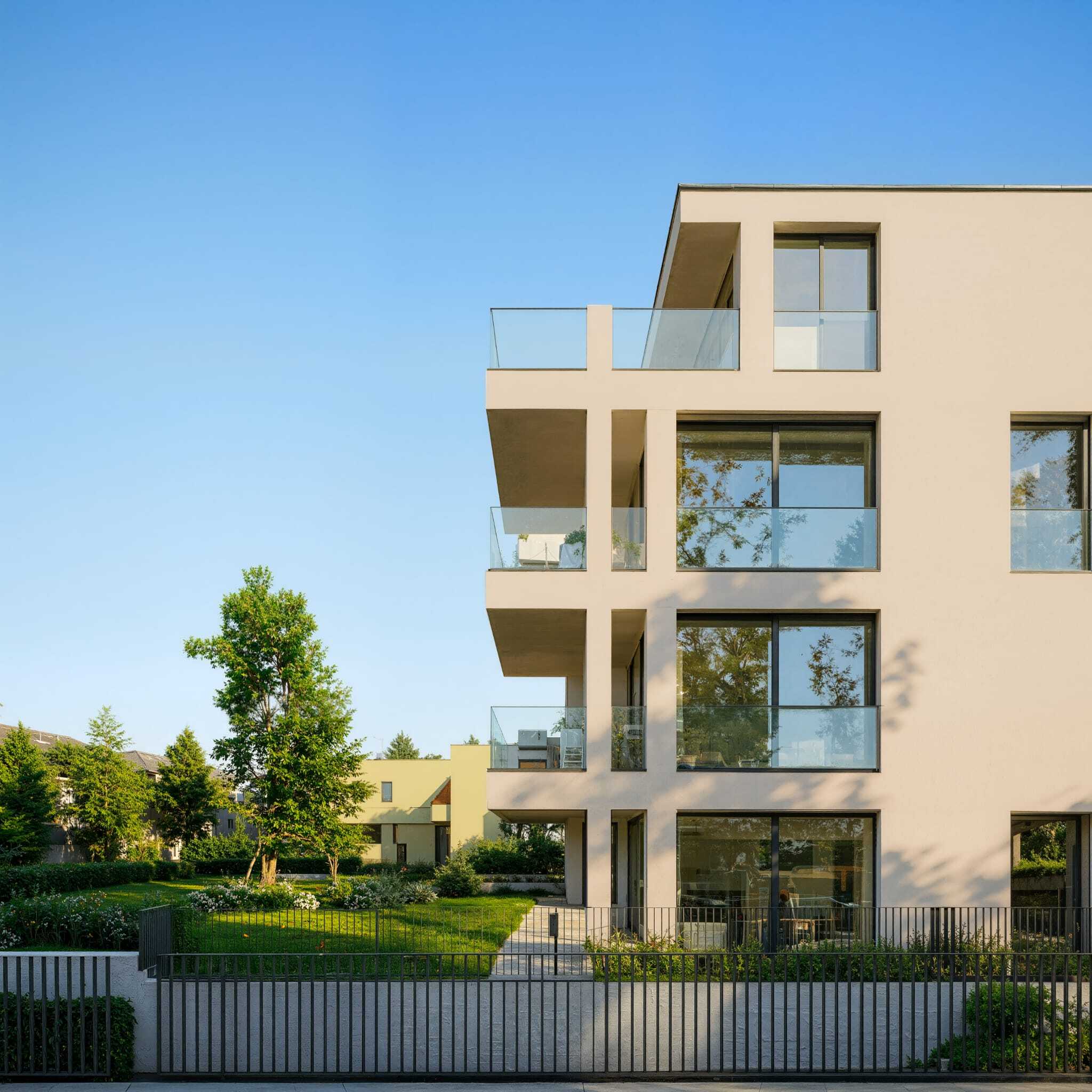 Modernes Wohngebäude mit Balkonen und Garten