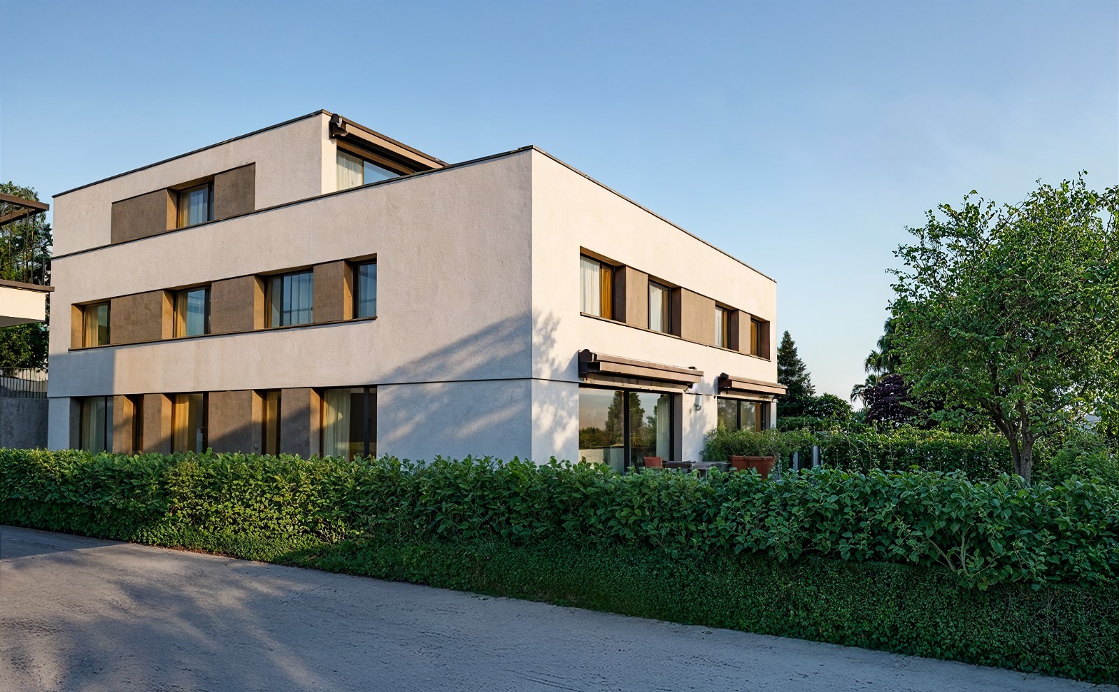 Modernes Wohnhaus mit Gartenansicht