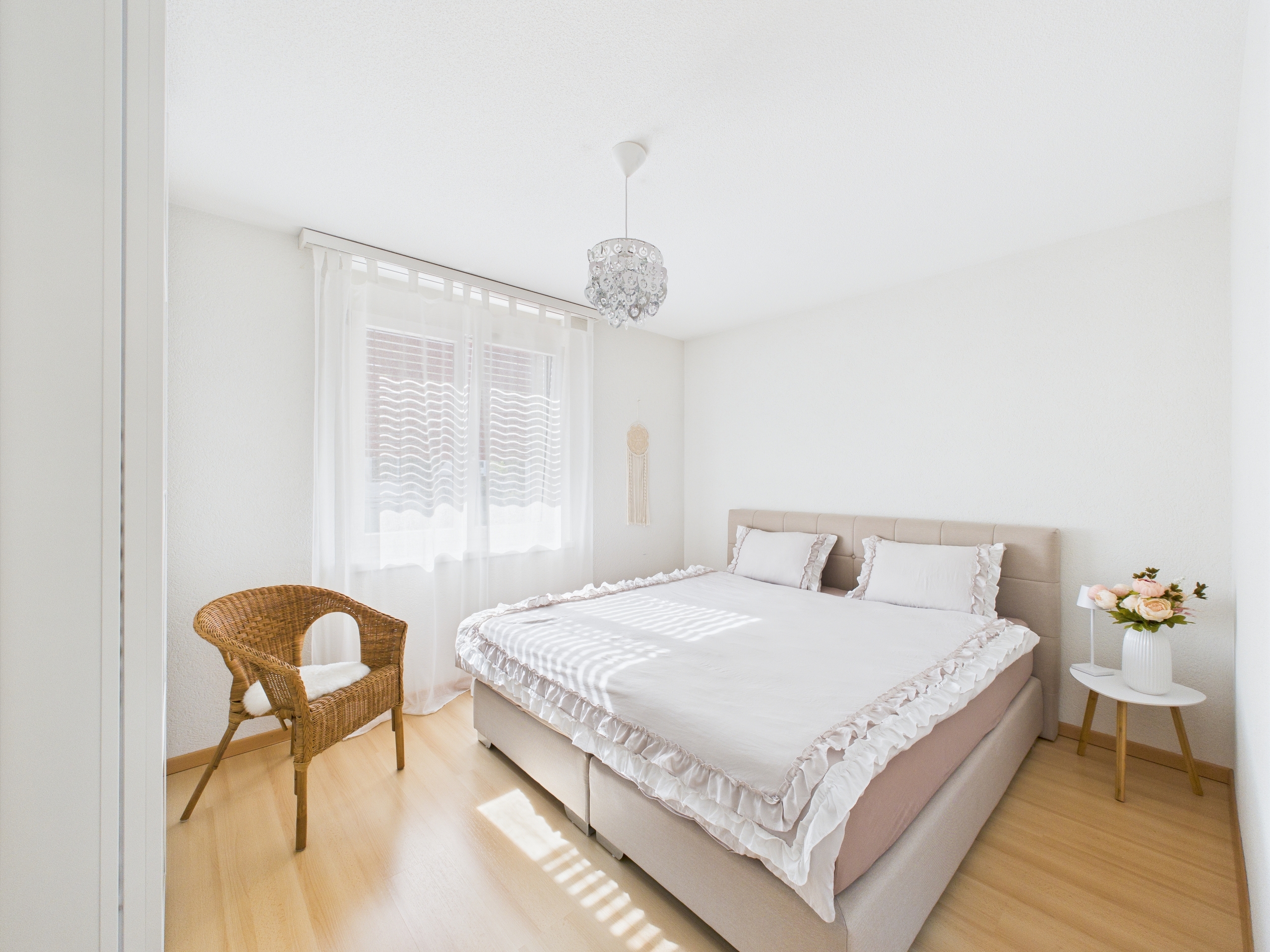 Helles Schlafzimmer mit minimalistischer Einrichtung