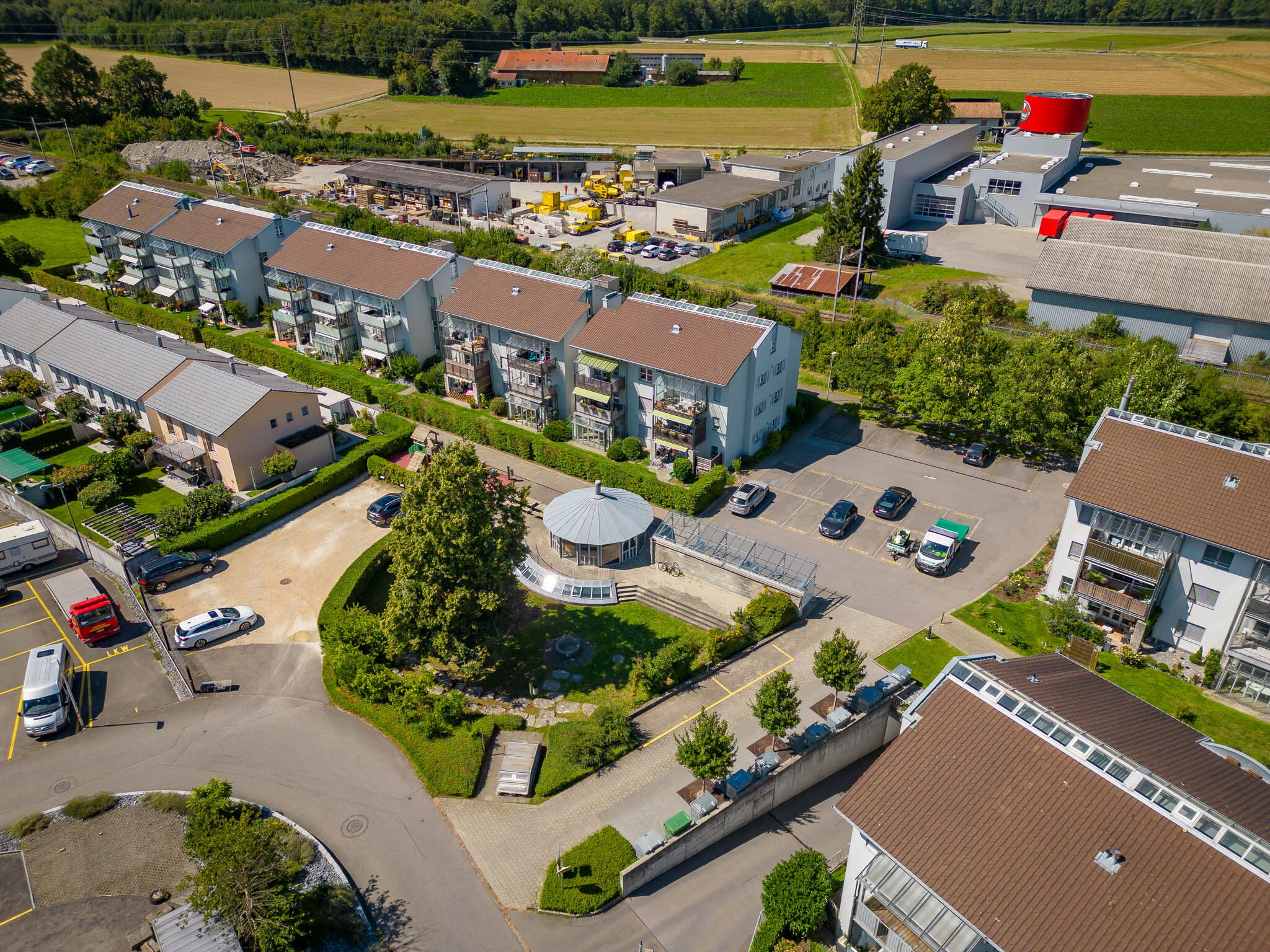 Luftaufnahme eines Wohn- und Gewerbeareals