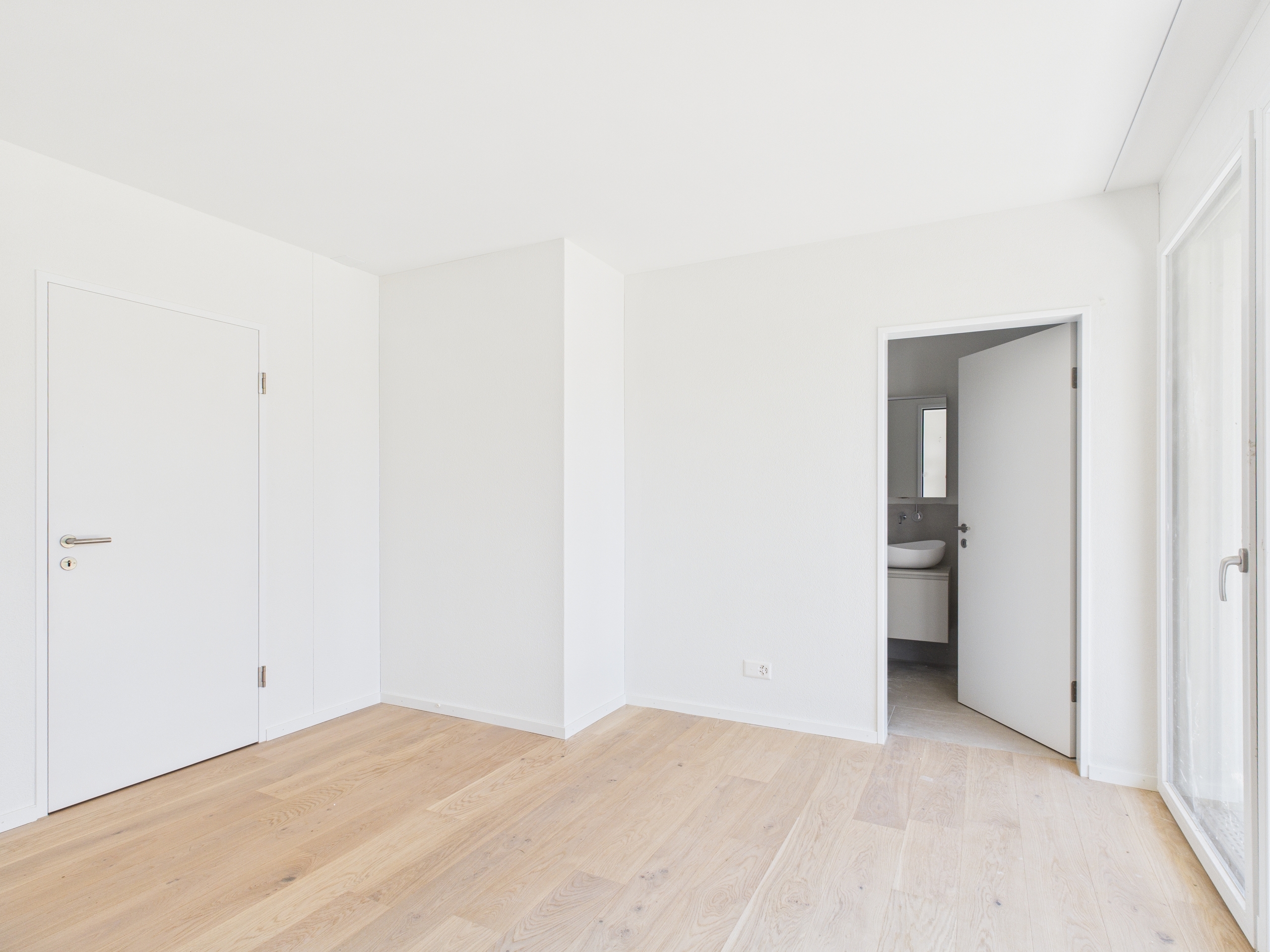 Heller leerer Raum mit Holzboden