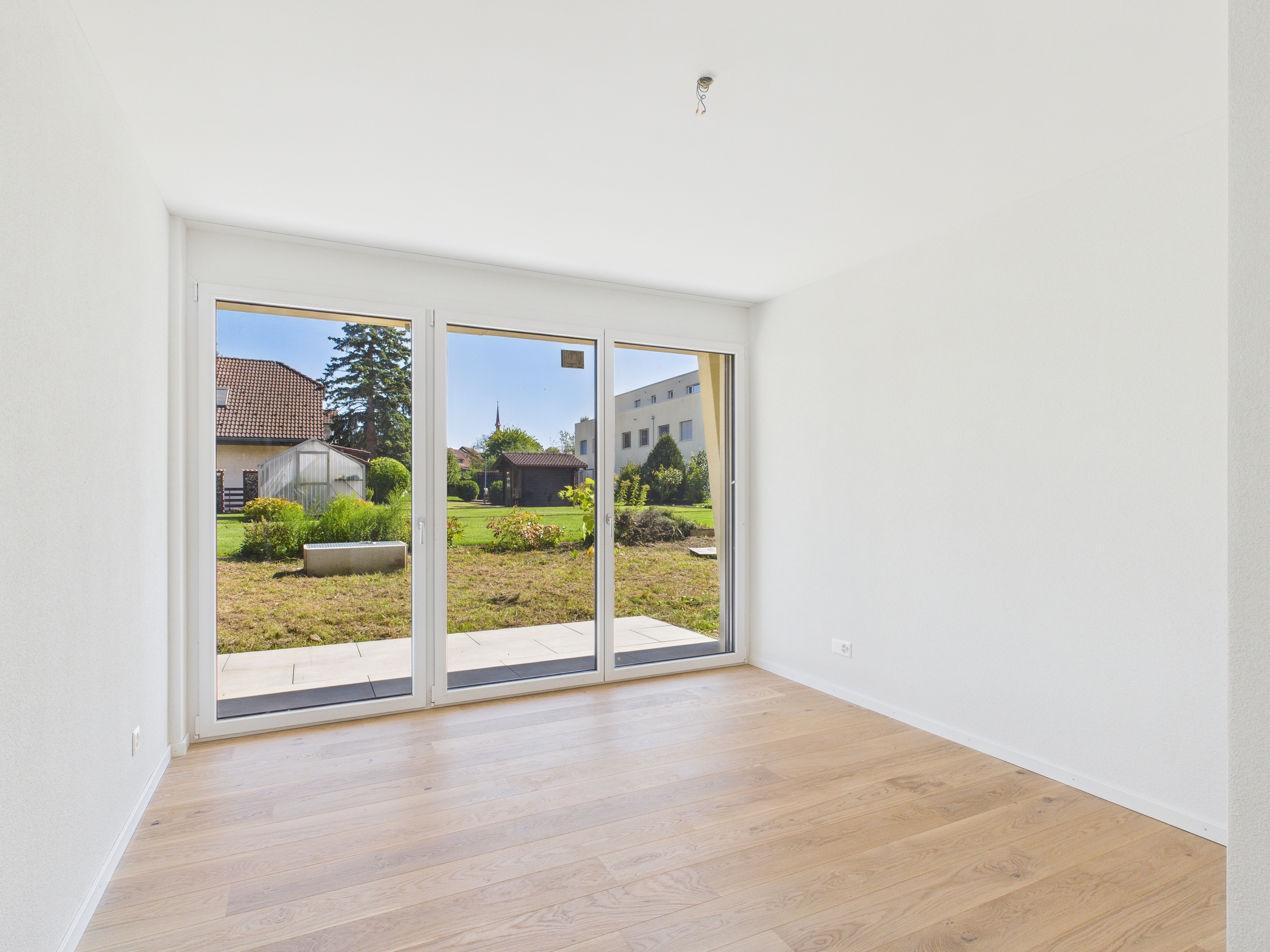 Heller leerer Raum mit großem Terrassenfenster