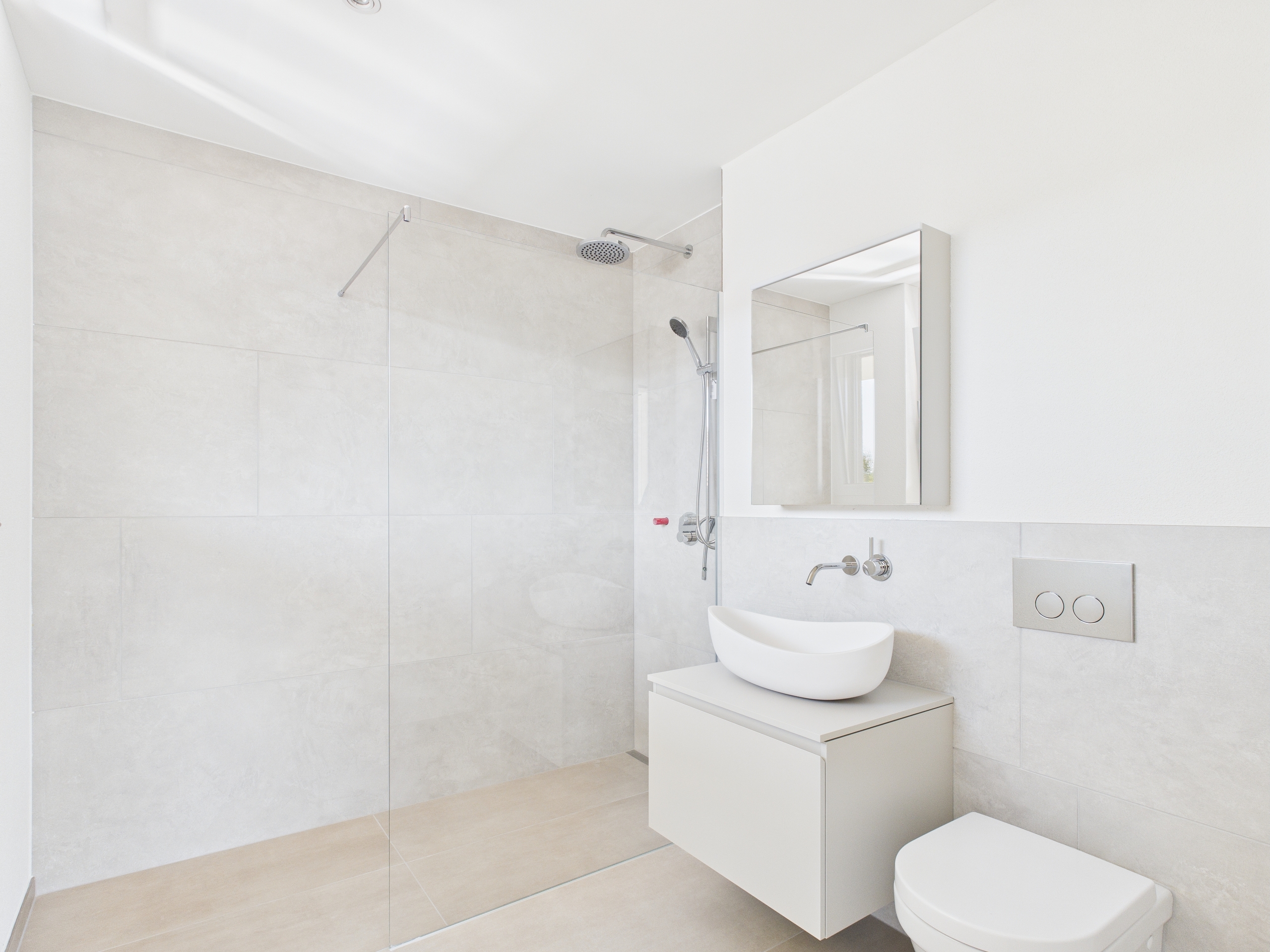 Modernes Badezimmer mit Walk-in-Dusche