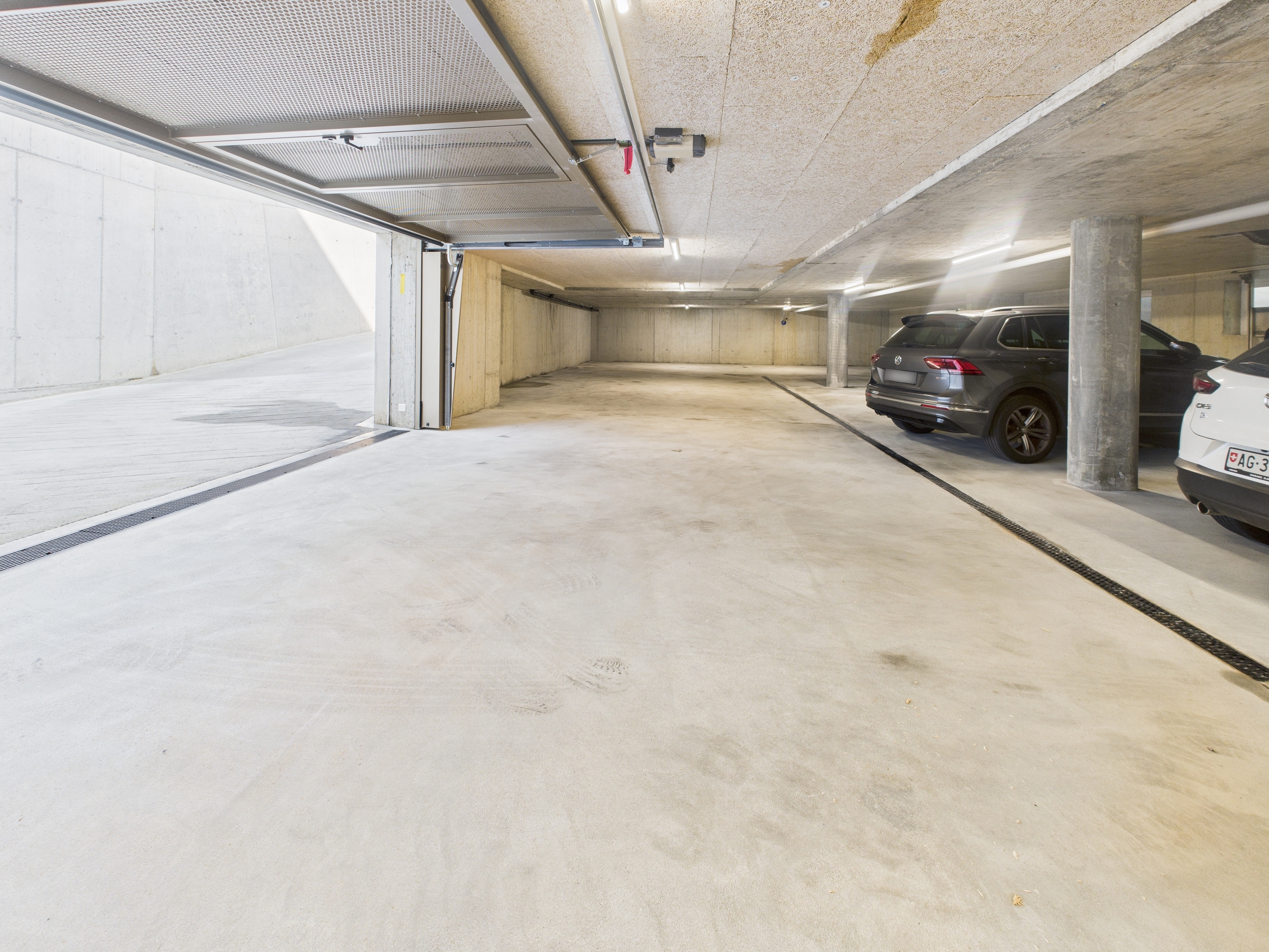 Tiefgarage mit Fahrzeugen