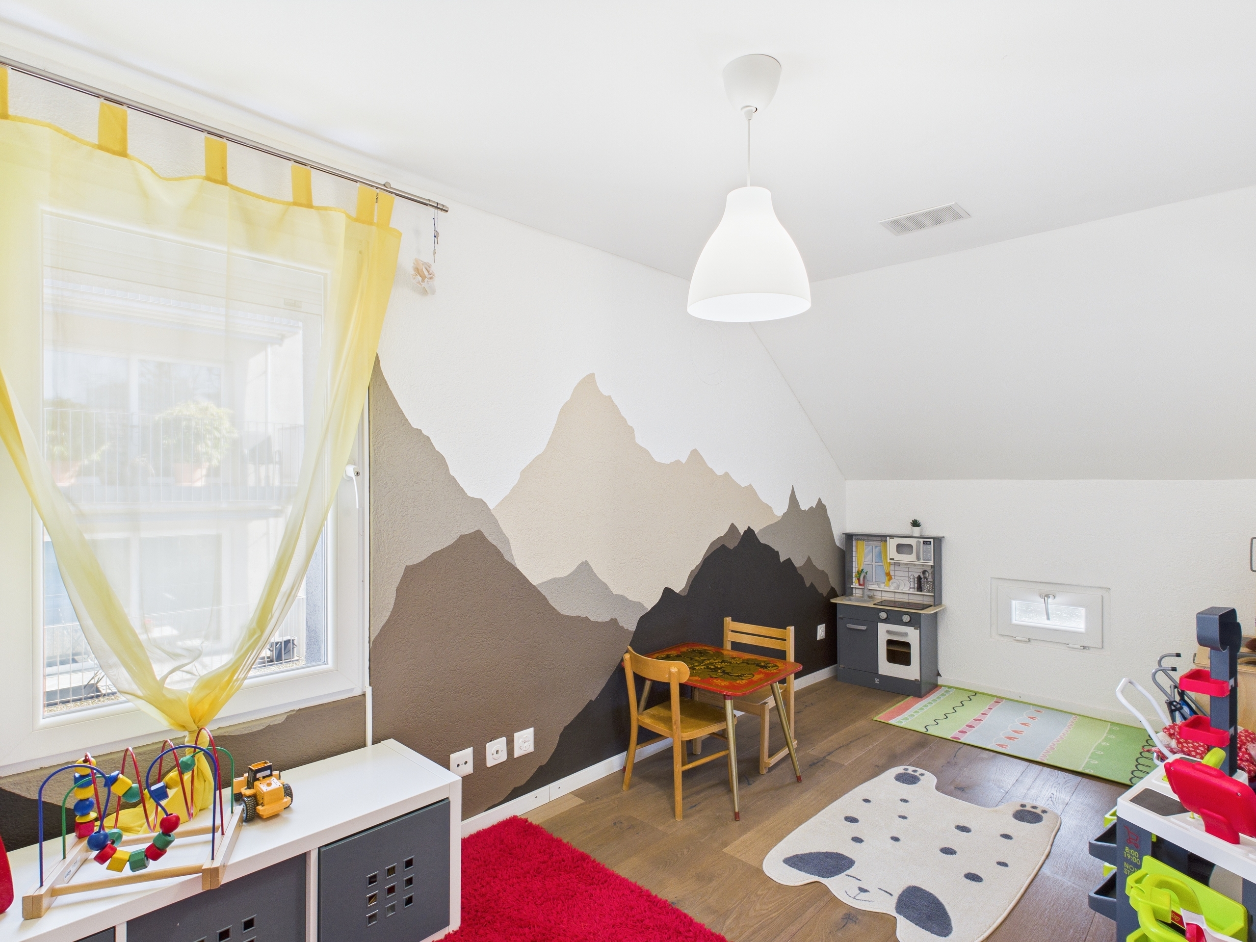 Kinderzimmer mit Dachschräge