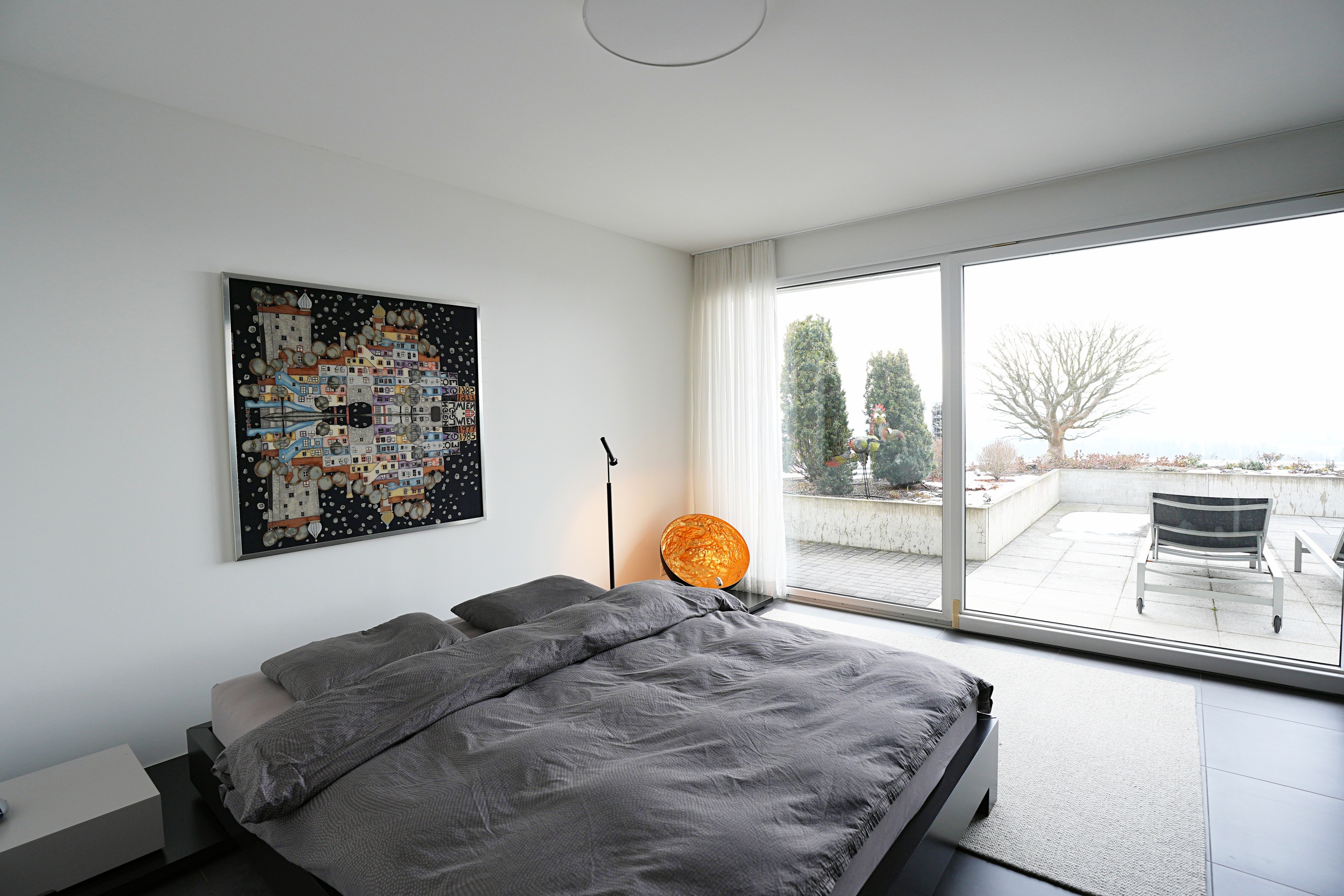 Modernes Schlafzimmer mit Terrasse