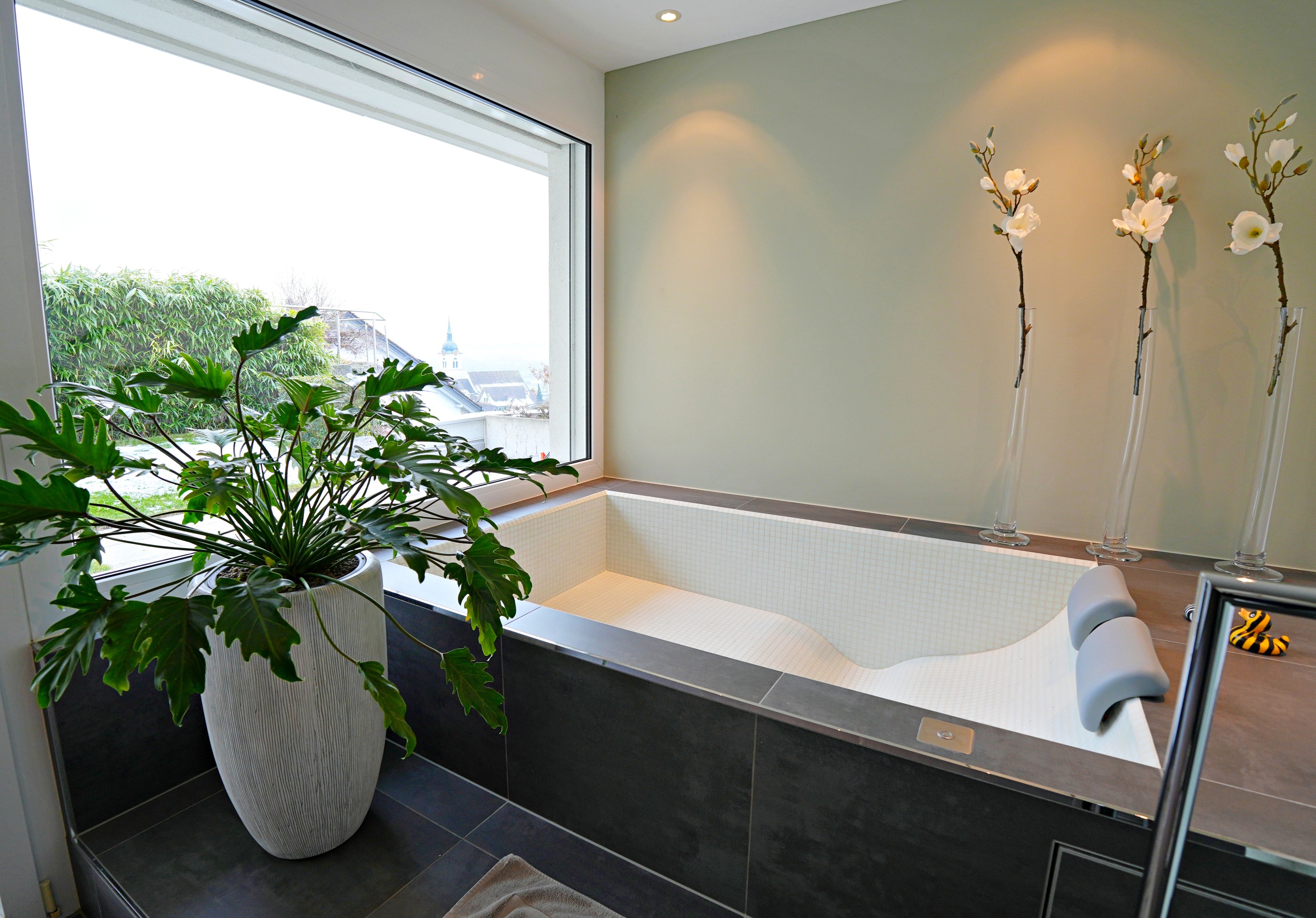 Modernes Badezimmer mit eingebauter Wanne