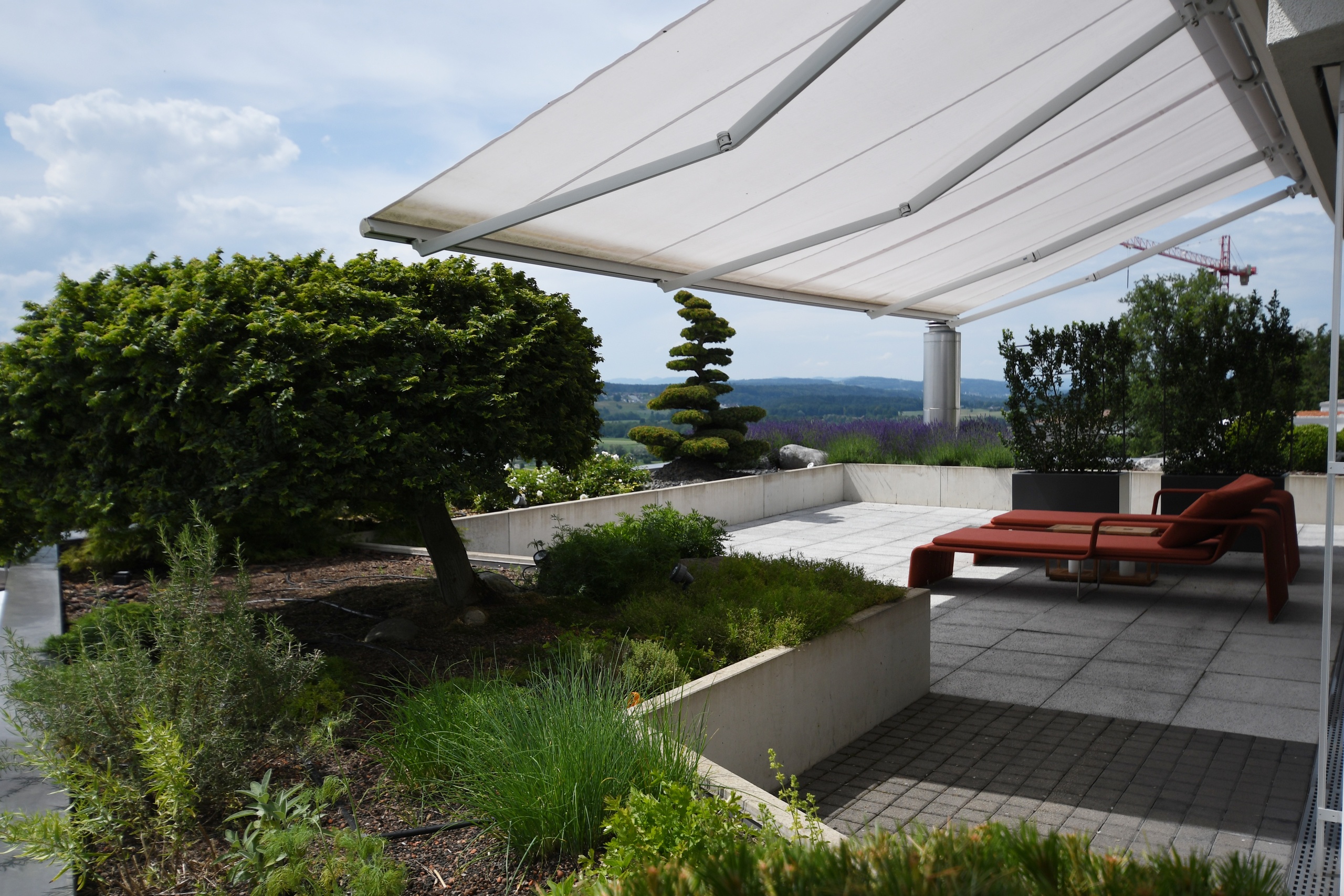 Dachterrasse mit Beschattung und Gartenbereich