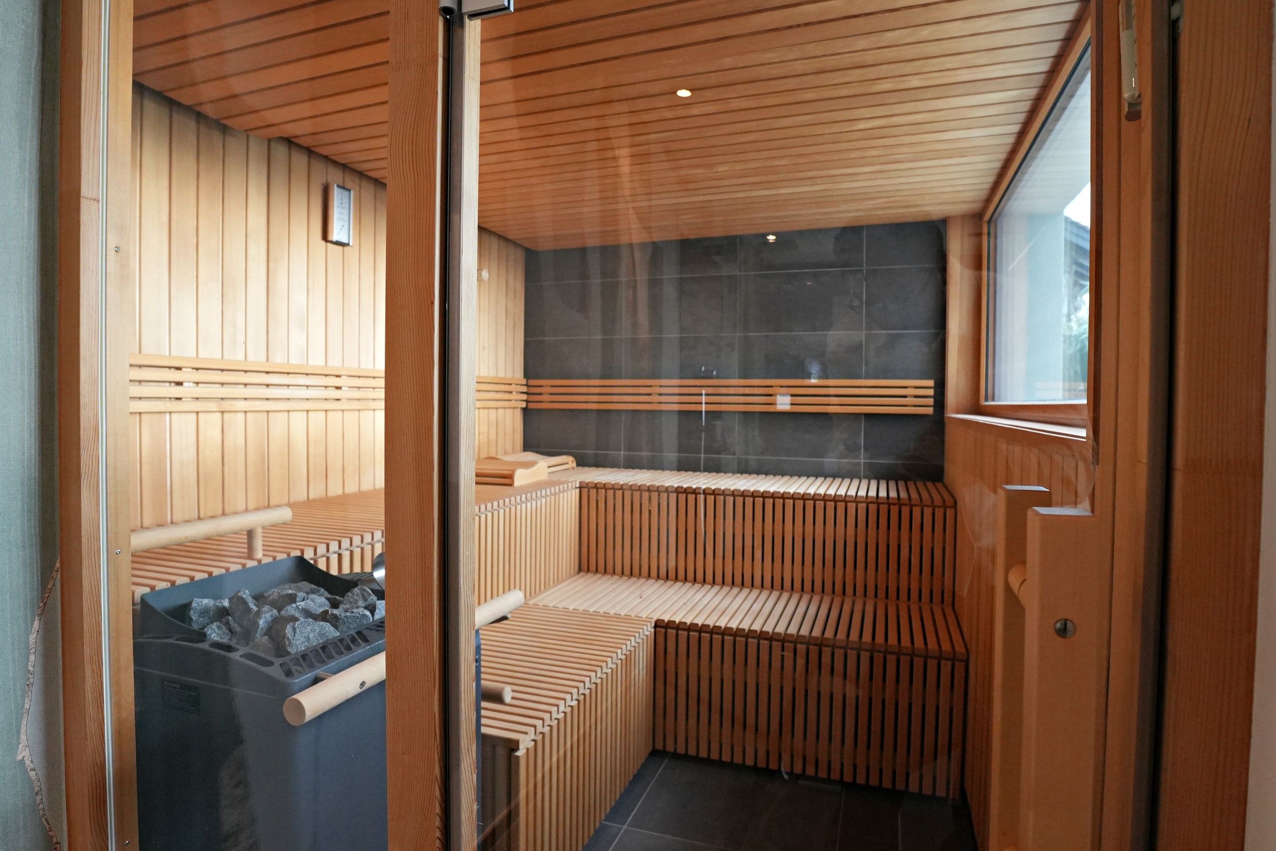 Holzsauna mit Glasfront
