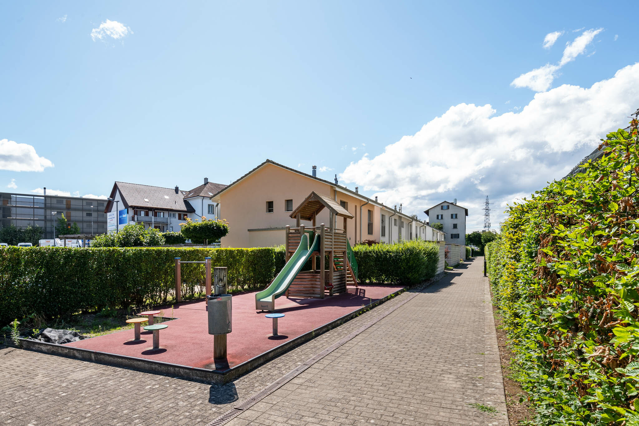 Außenbereich mit Spielplatz und Wohnbebauung
