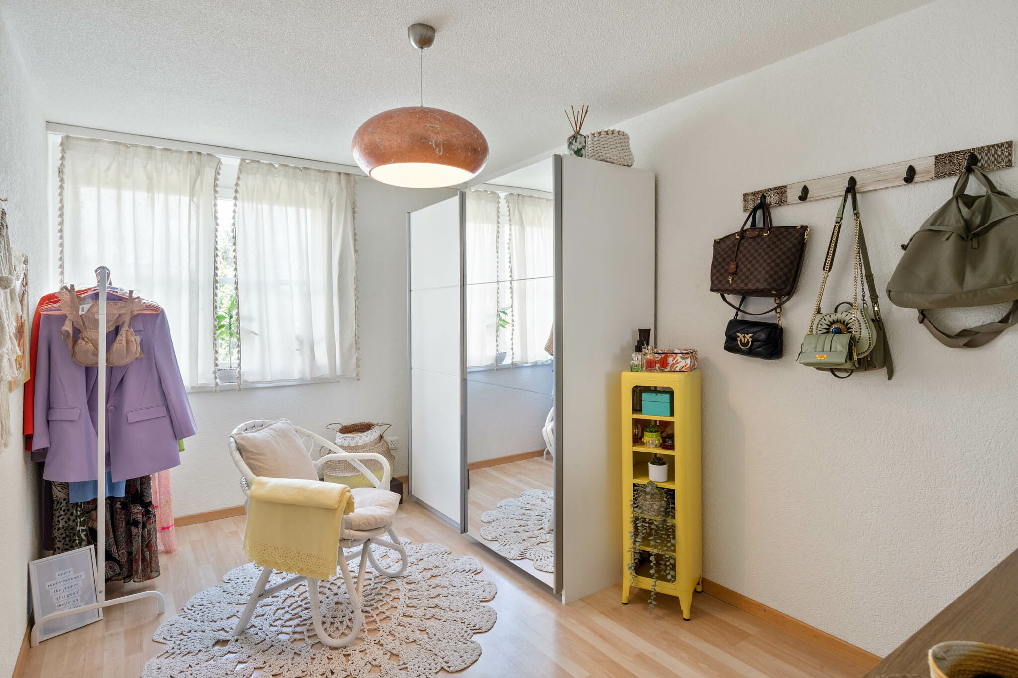 Helles Ankleidezimmer mit Spiegel- und Kleiderschrank
