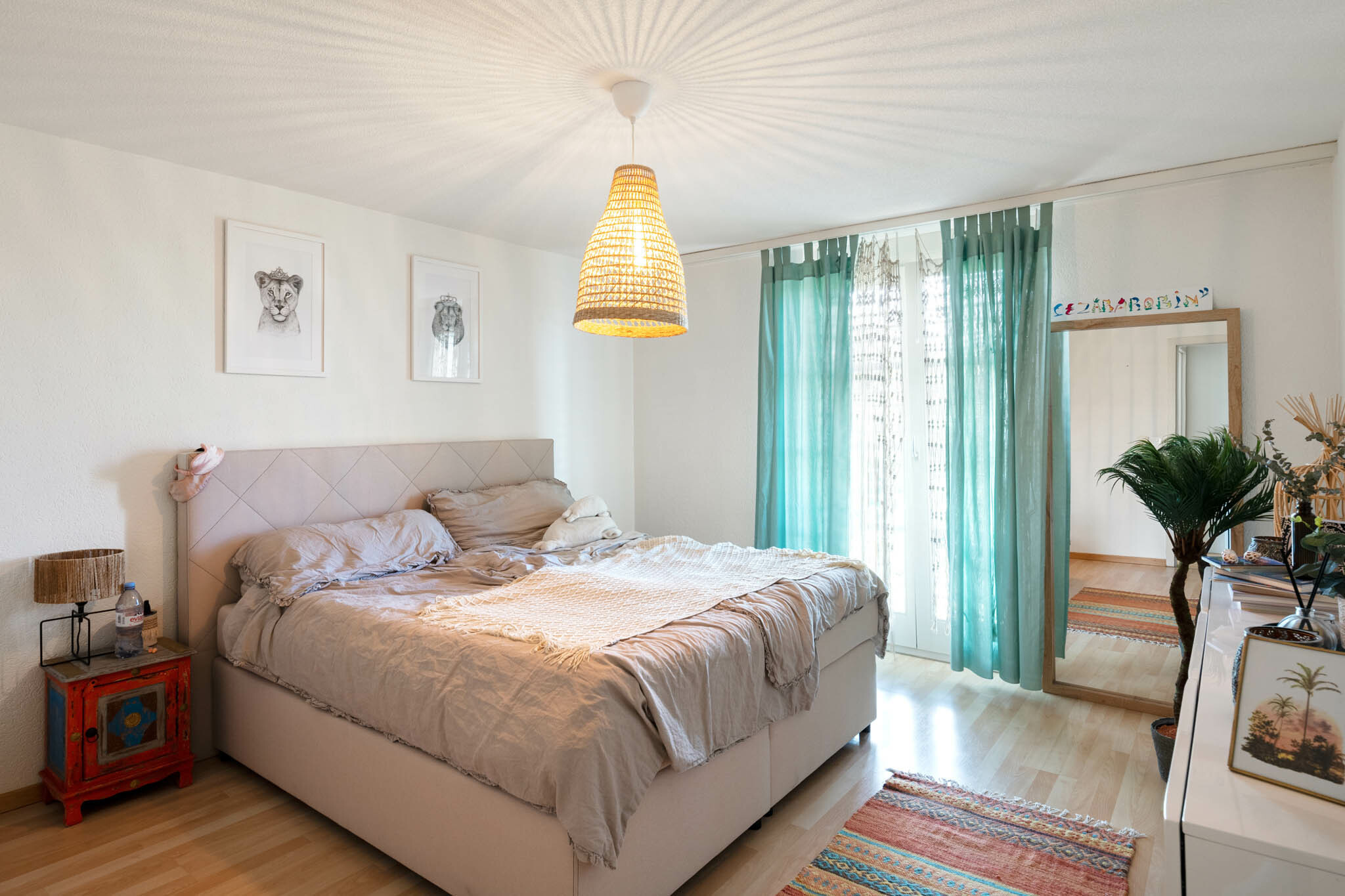 Gemütliches Schlafzimmer mit Balkonzugang