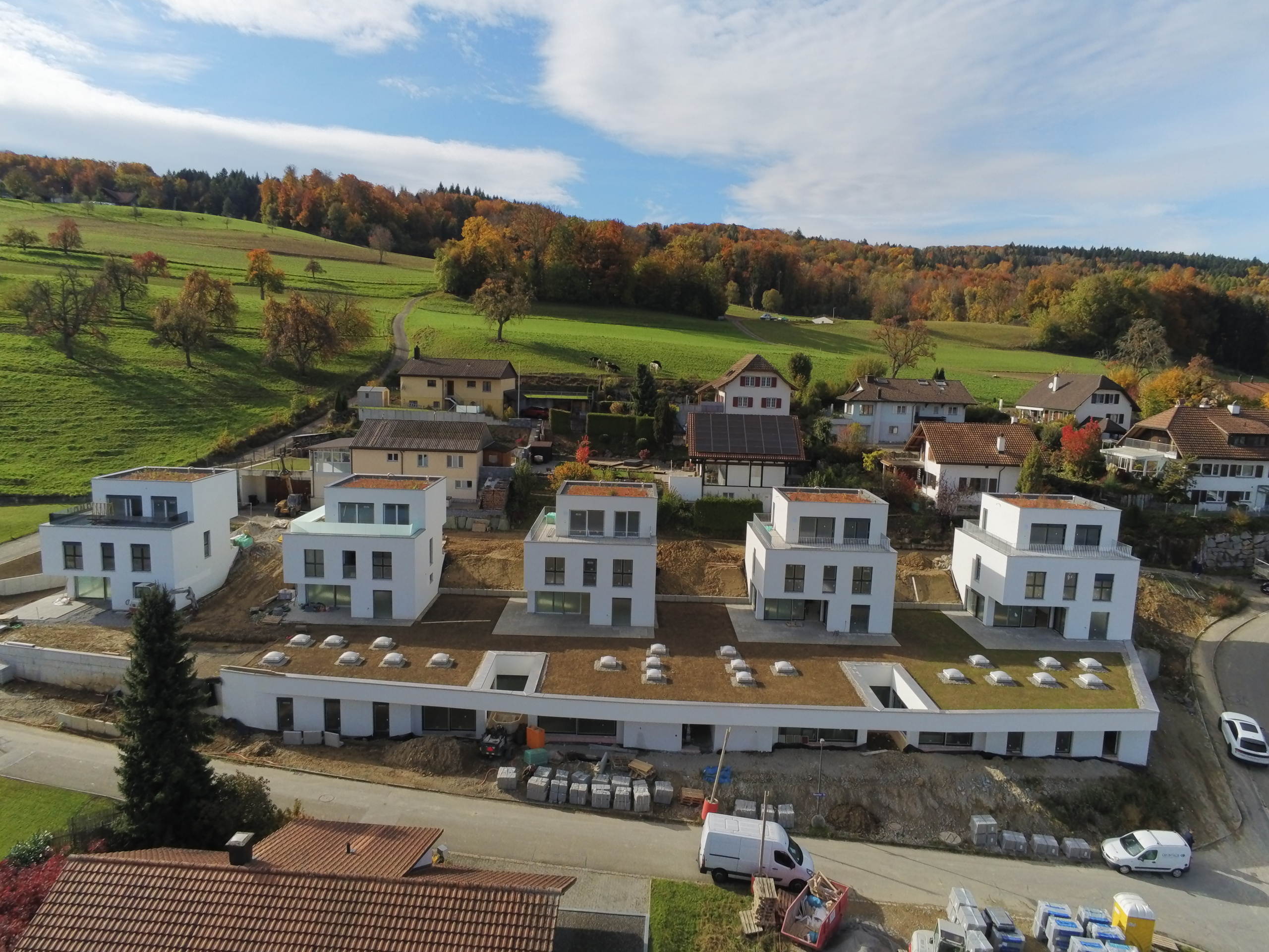 Luftaufnahme eines Neubau-Quartiers in ländlicher Hanglage