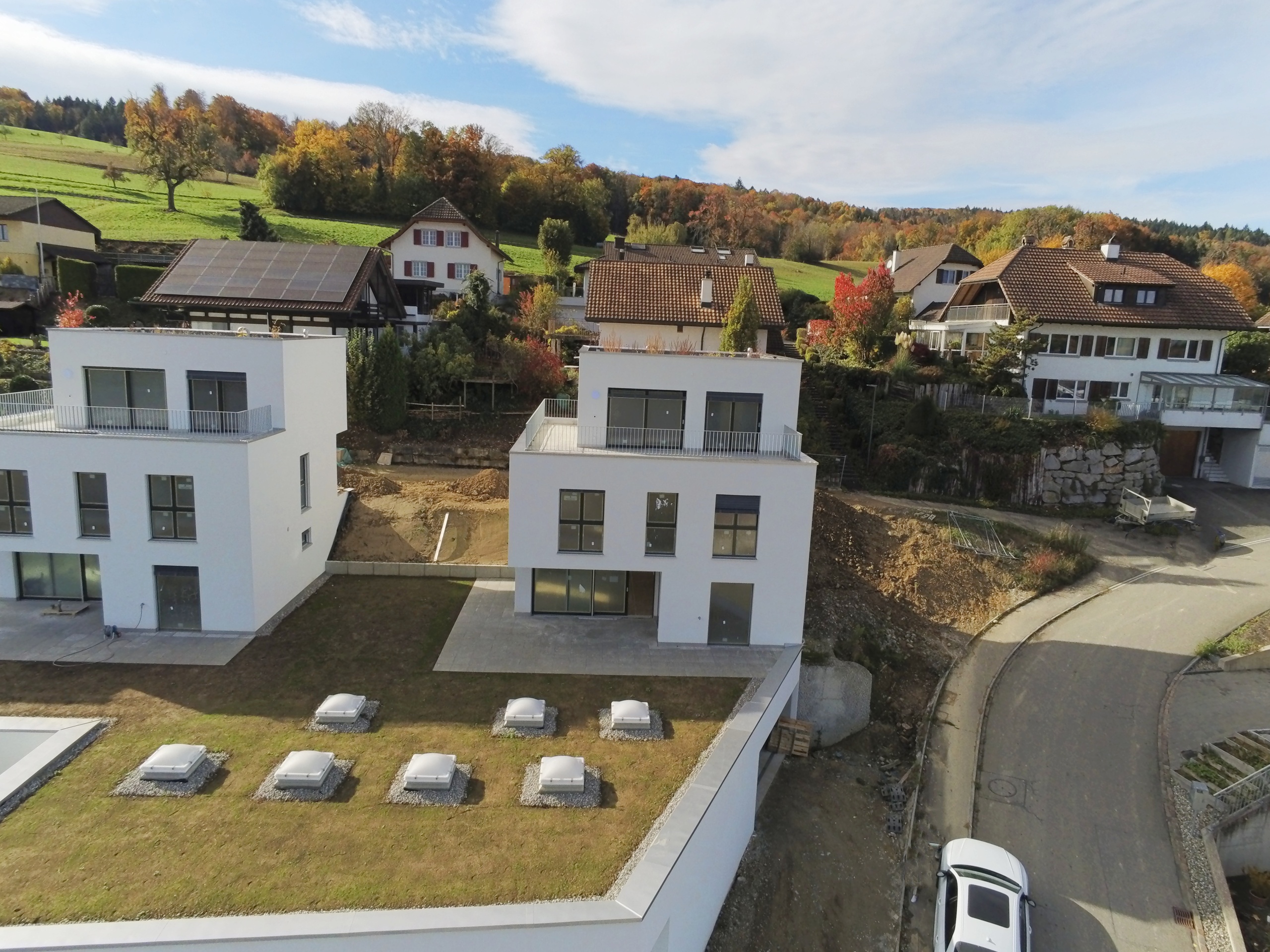 Moderne Neubauhäuser in Hanglage