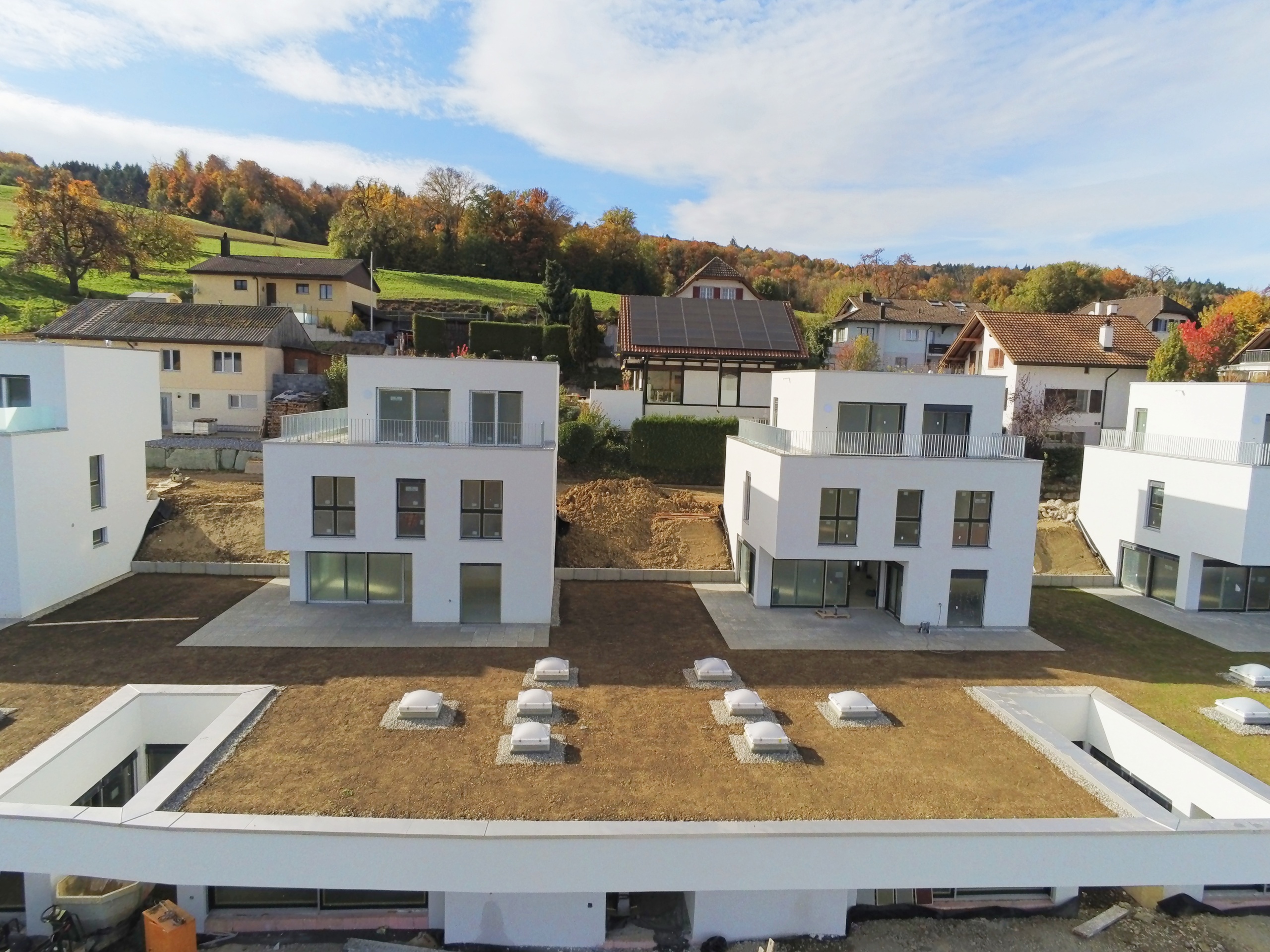 Moderne Wohnsiedlung mit Neubauten und Hanglage