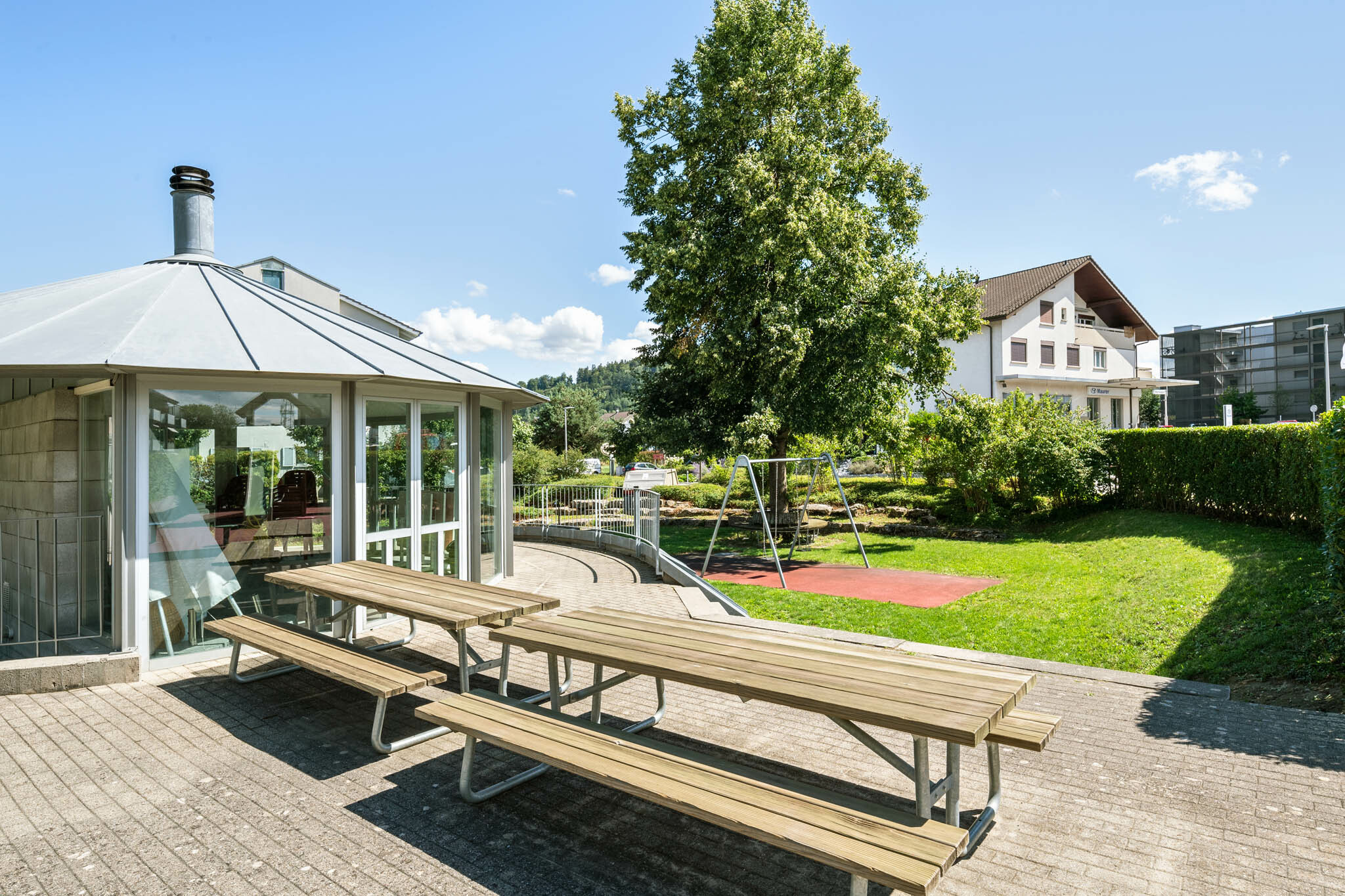 Außenbereich mit Pavillon und Picknicktischen
