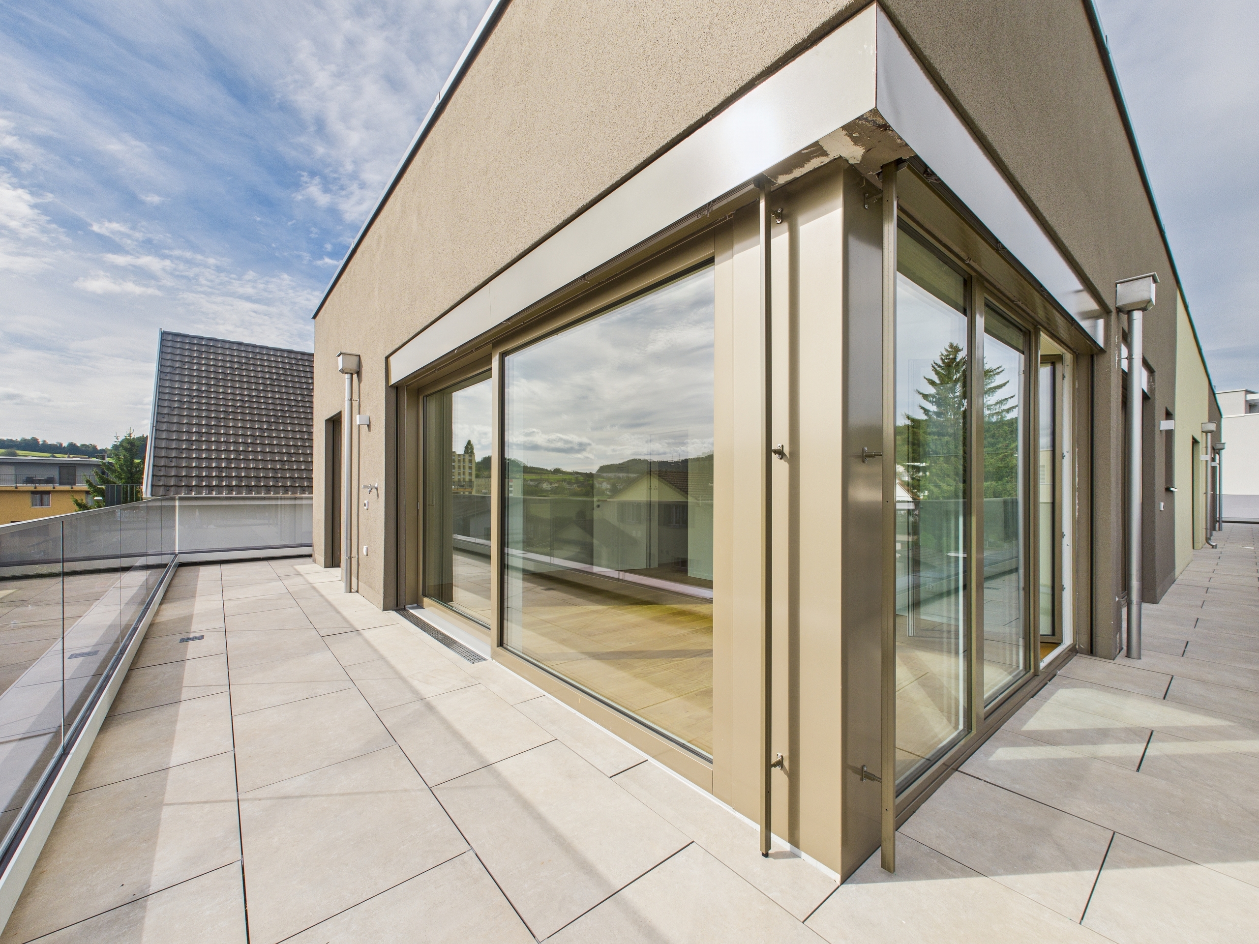 Dachterrasse mit großen Schiebefenstern