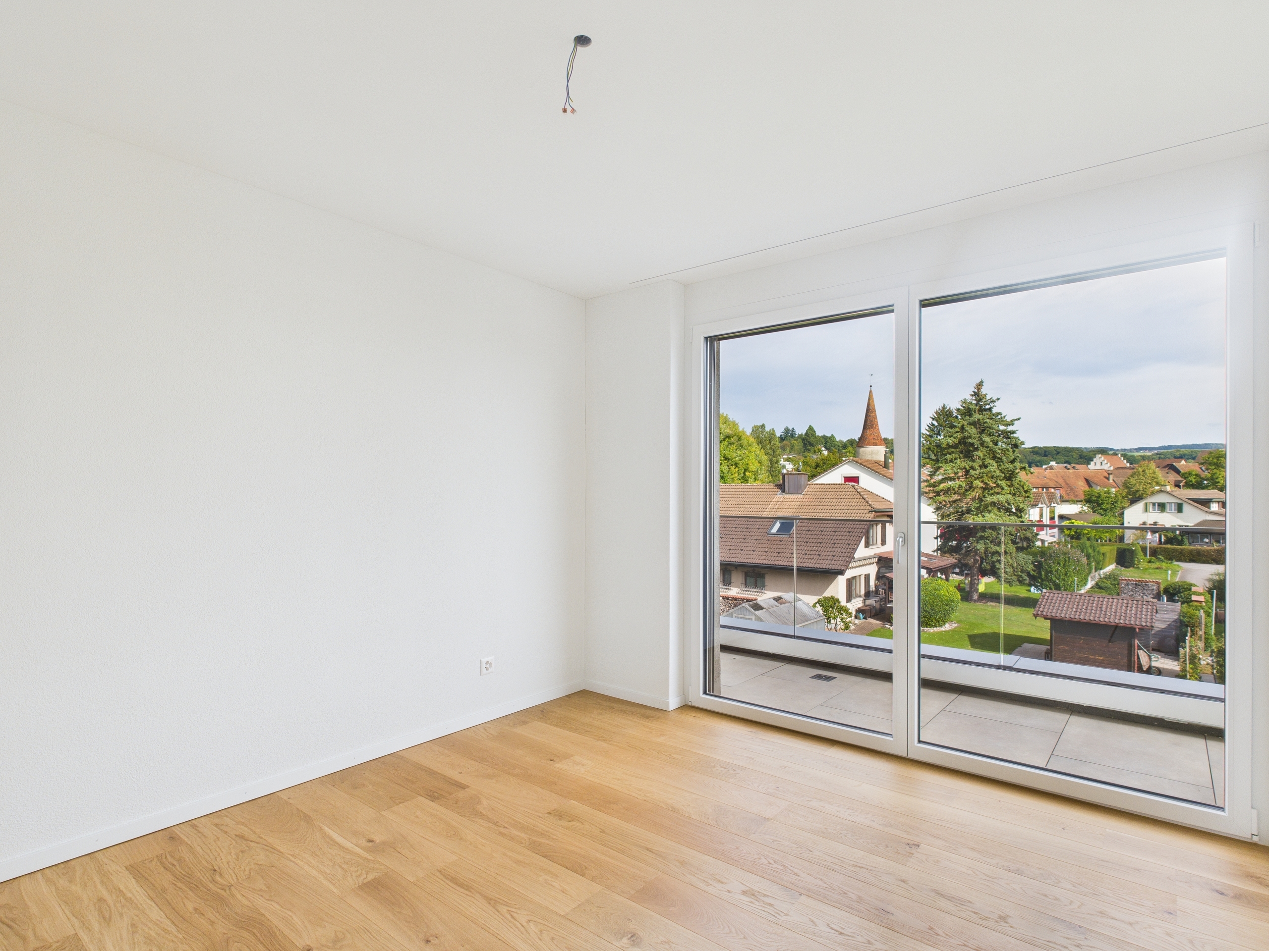 Leeres, helles Zimmer mit Balkonblick