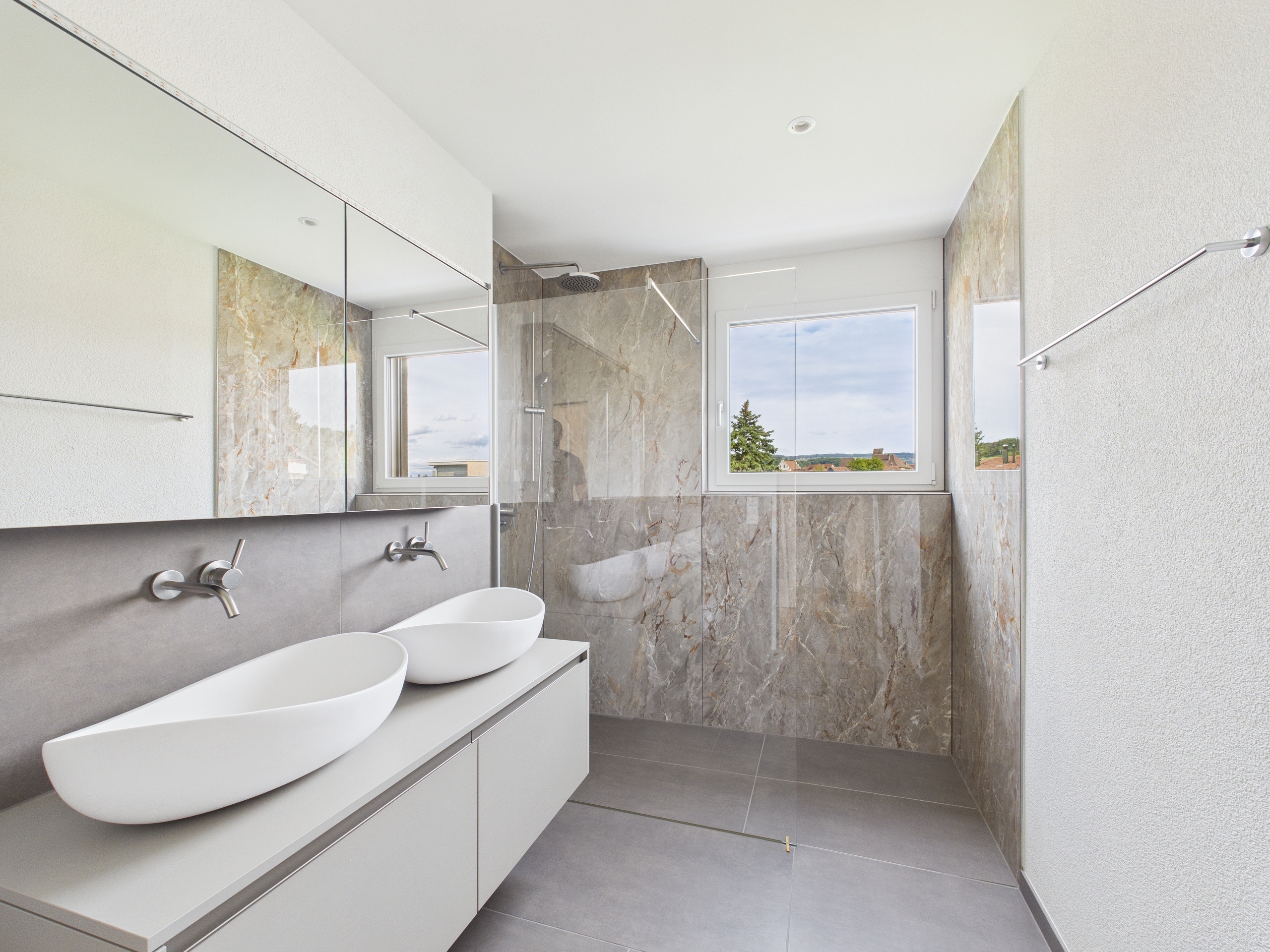 Modernes Badezimmer mit Doppelwaschbecken und begehbarer Dusche