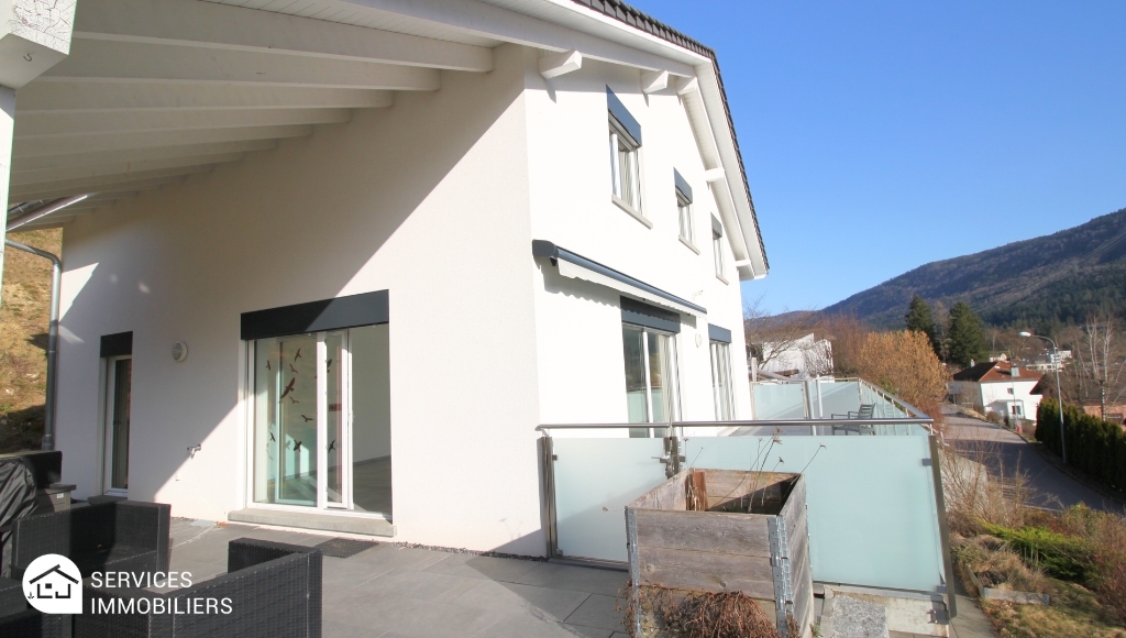 Außenansicht einer modernen Wohnimmobilie mit Terrasse