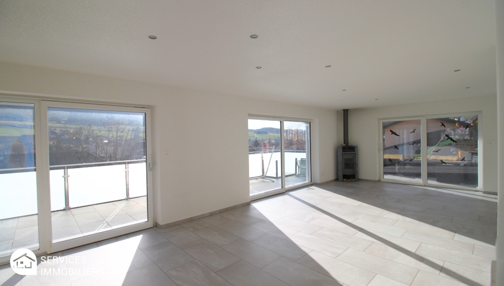 Heller Wohnraum mit Terrasse und Kamin