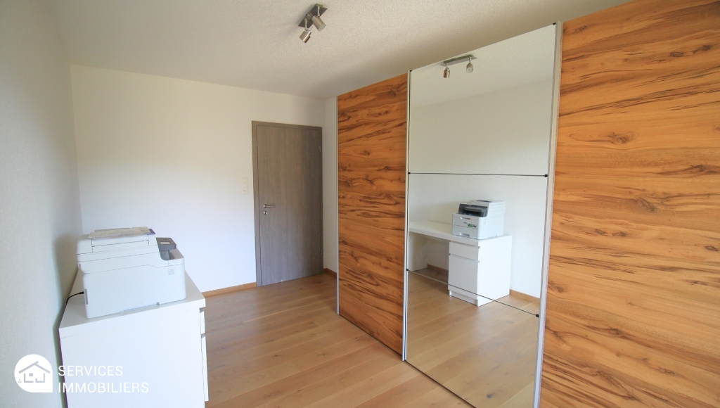 Schlichtes Schlafzimmer mit Kleiderschrank
