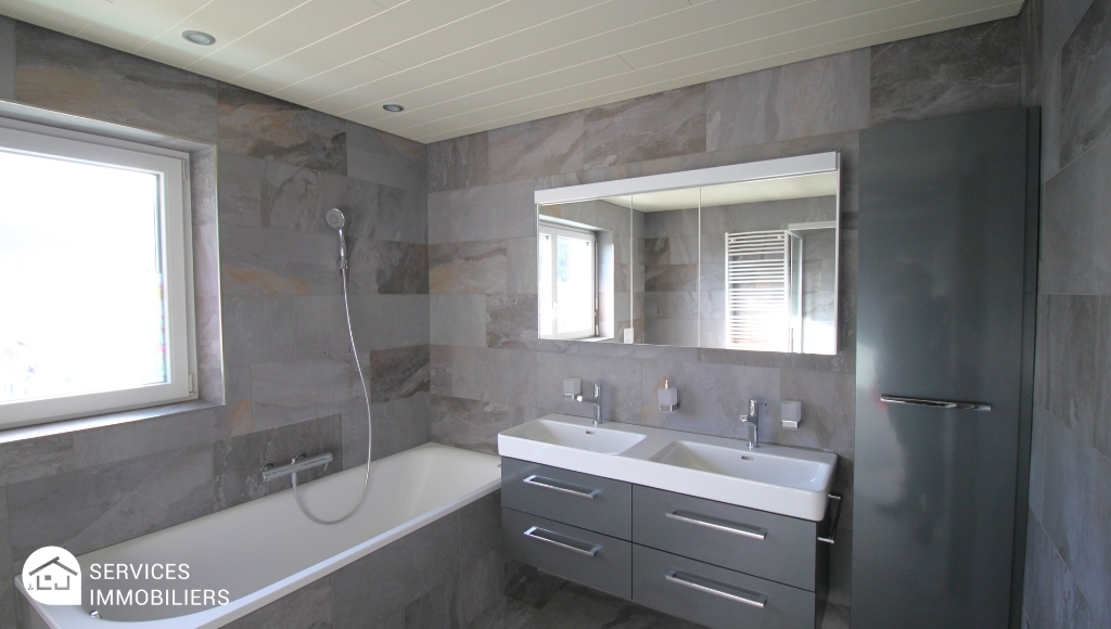 Modernes Badezimmer mit Wanne und Doppelwaschtisch