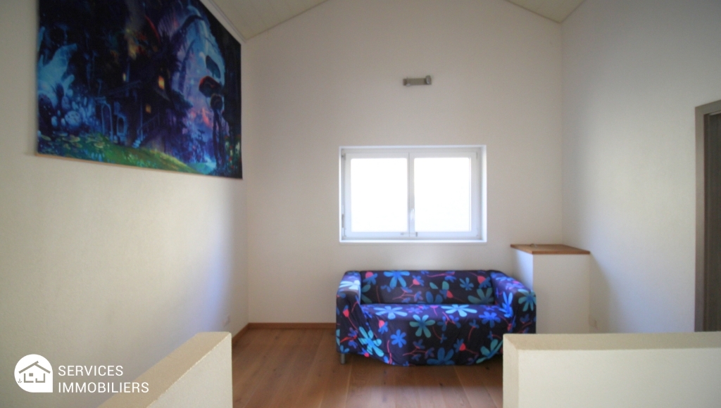Kleines Zimmer mit Fenster und Sofa