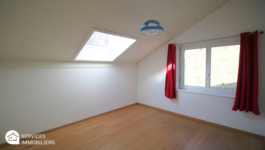 Helles Dachzimmer mit Dachfenster