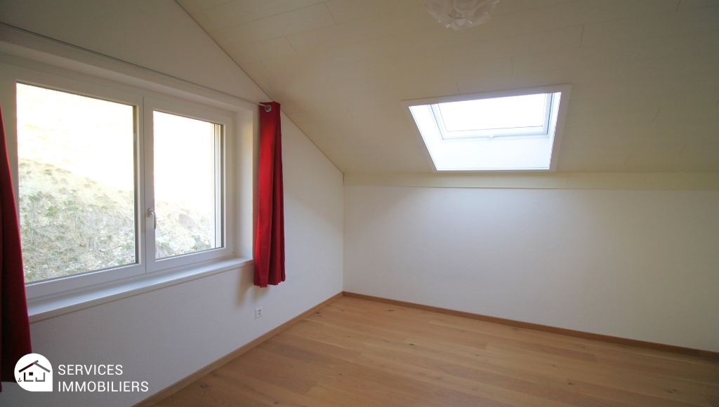 Helles Dachzimmer mit Dachfenster