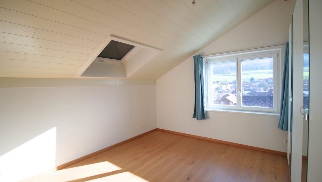 Dachzimmer mit Fenster und Dachflächenfenster