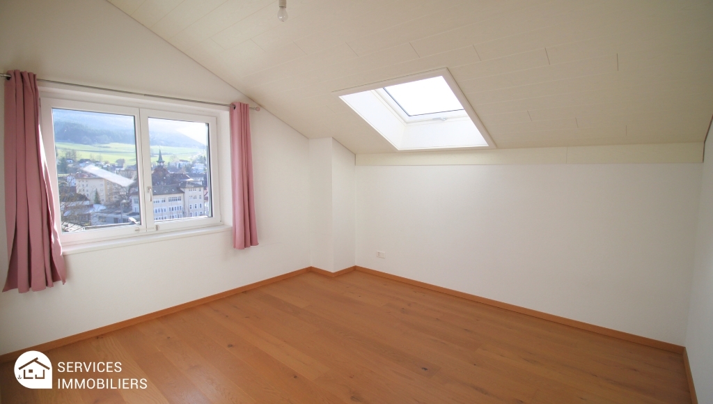 Heller Dachraum mit Fenster und Dachfenster