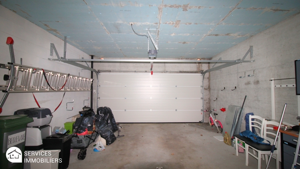 Geräumige Garage mit Sektionaltor