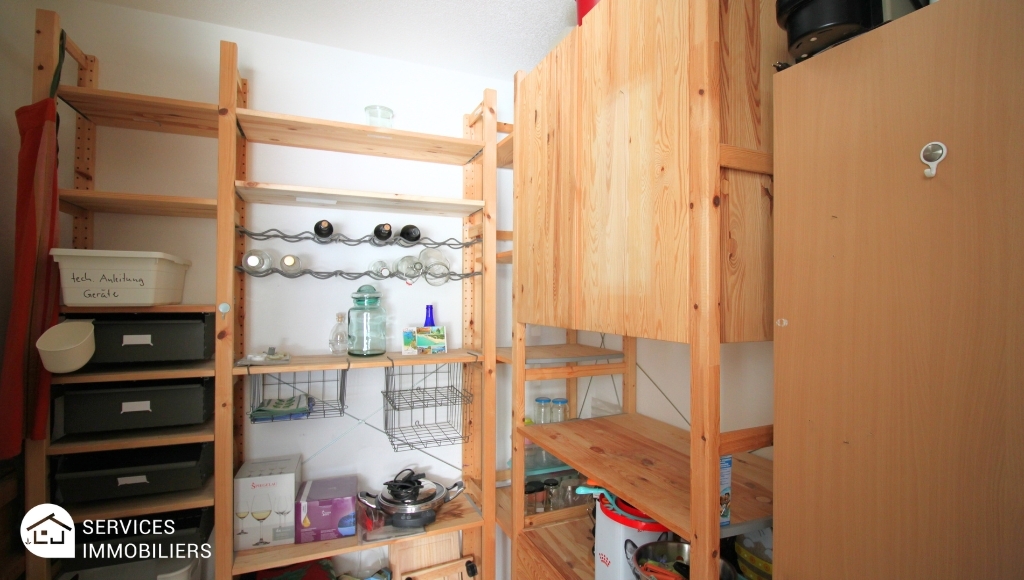 Abstellraum mit Regalen und Schrank