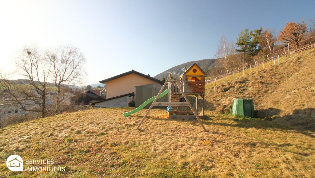 Garten mit Spielturm