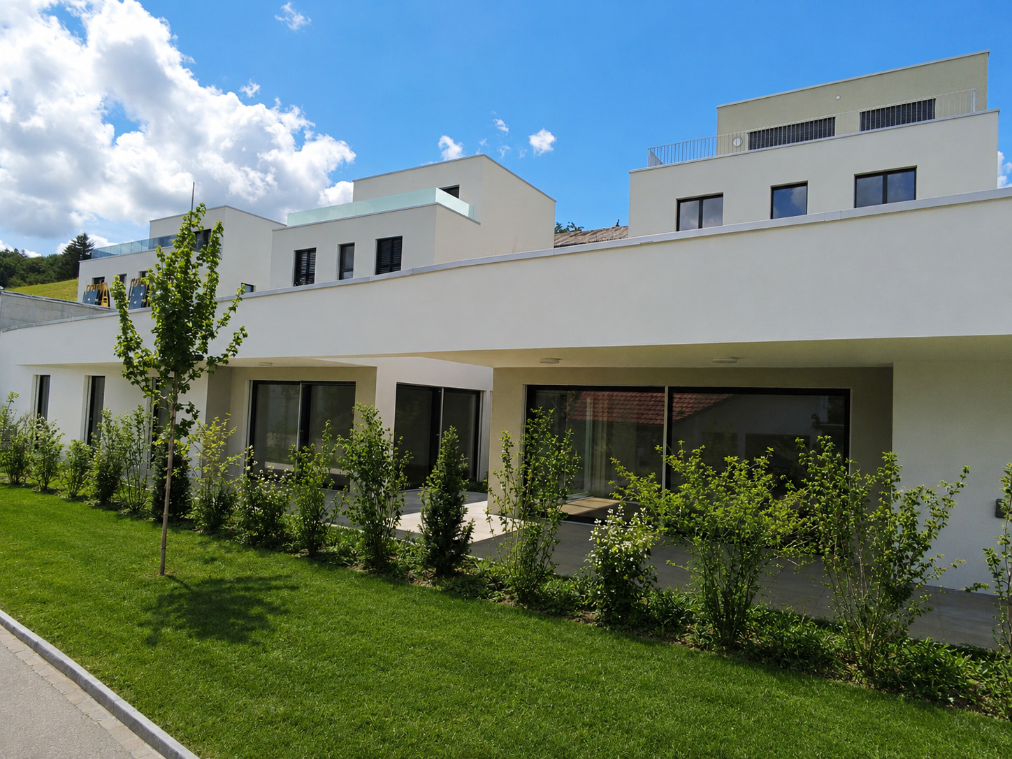 Moderne Wohnanlage mit Flachdach und Garten