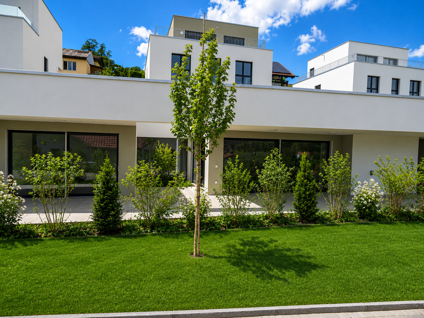 Modernes Wohnhaus mit Garten