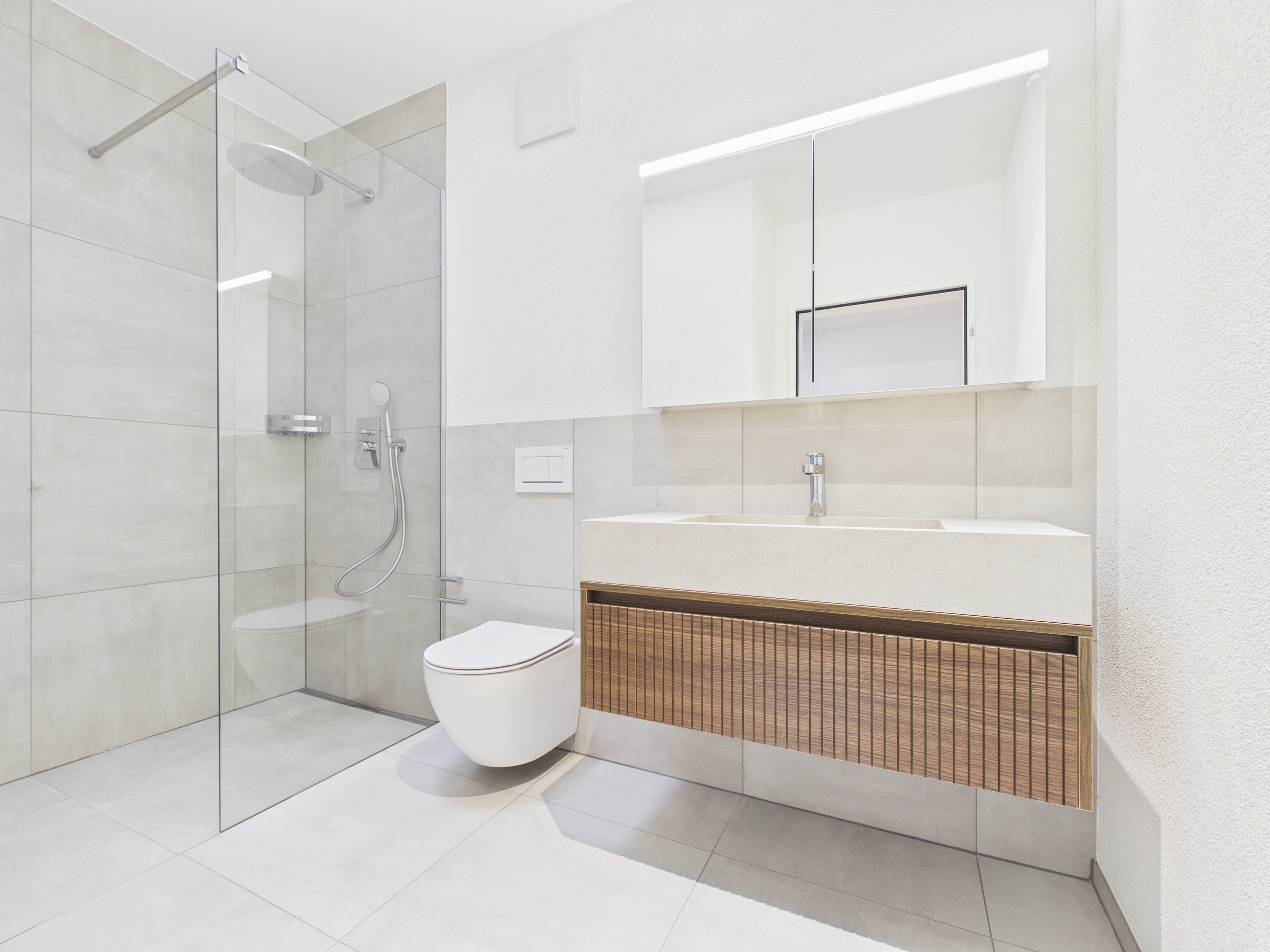 Modernes Badezimmer mit Walk-in-Dusche und Waschtisch